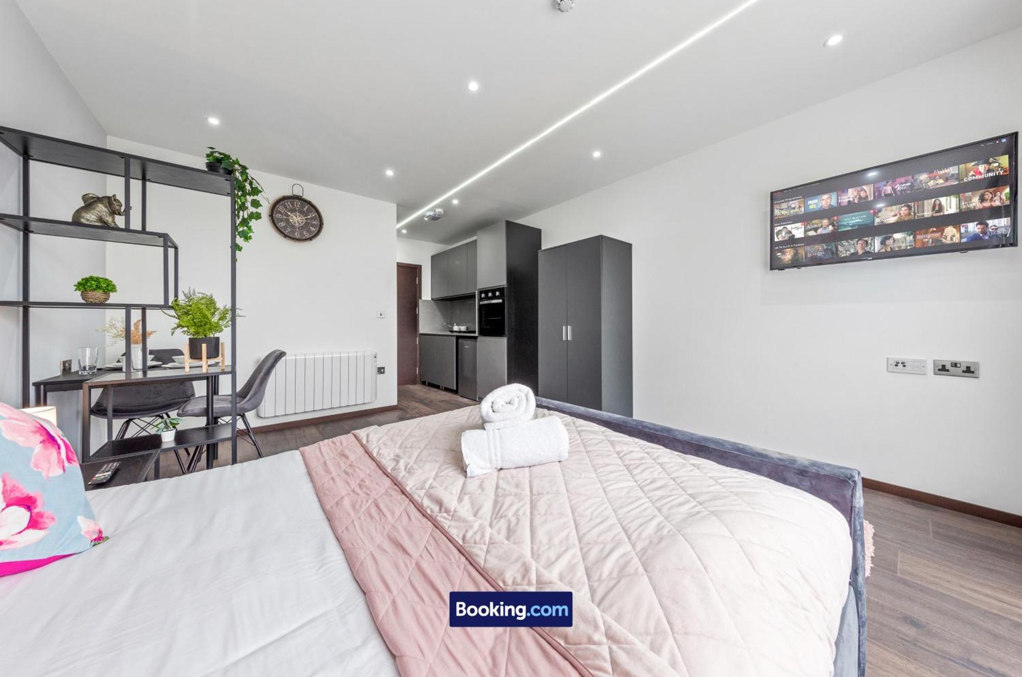 Stylish By Smart Short Lets & Serviced Woodstock With Free Wifi * London