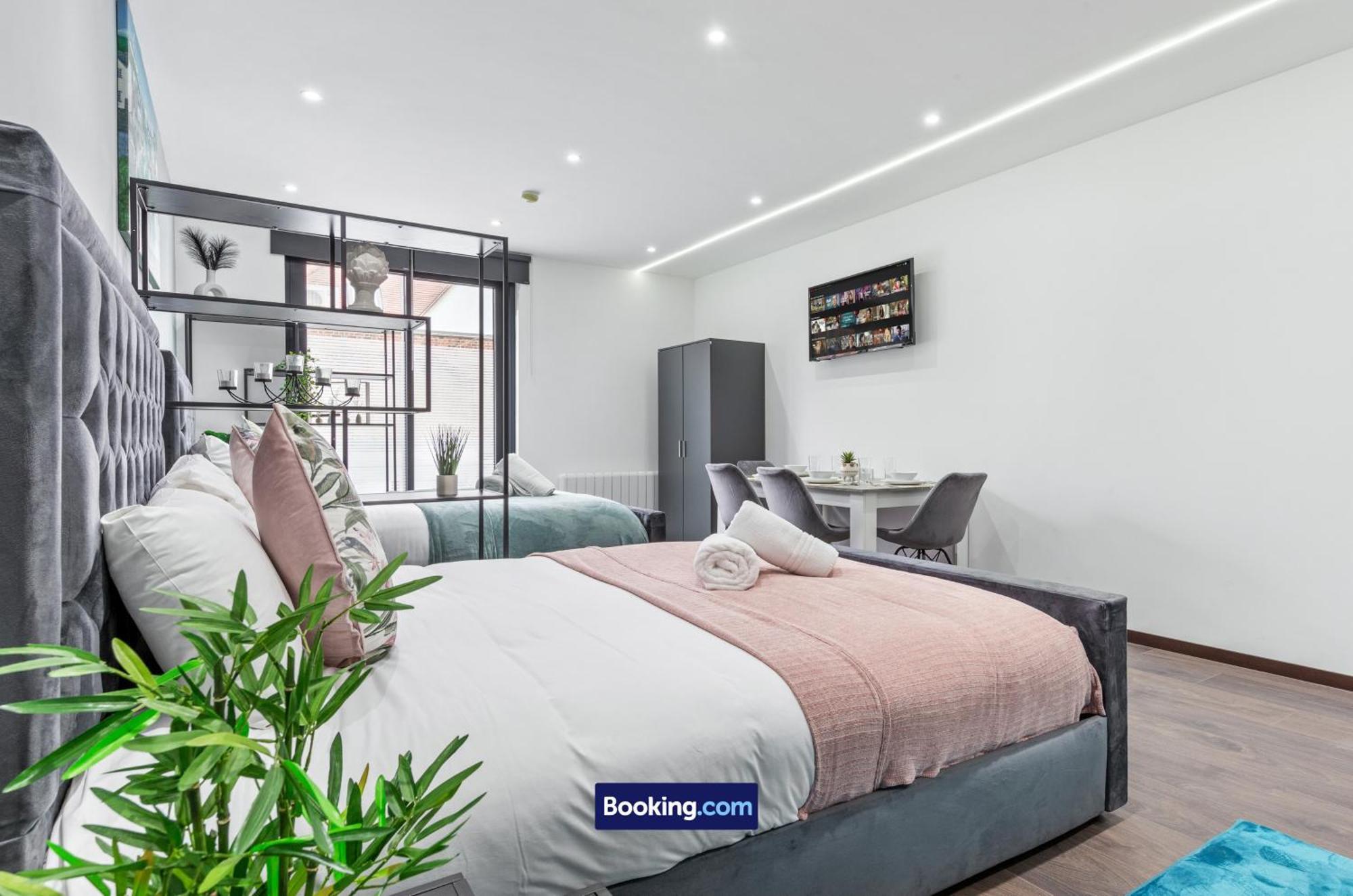 Stylish By Smart Short Lets & Serviced Woodstock With Free Wifi Apartment London