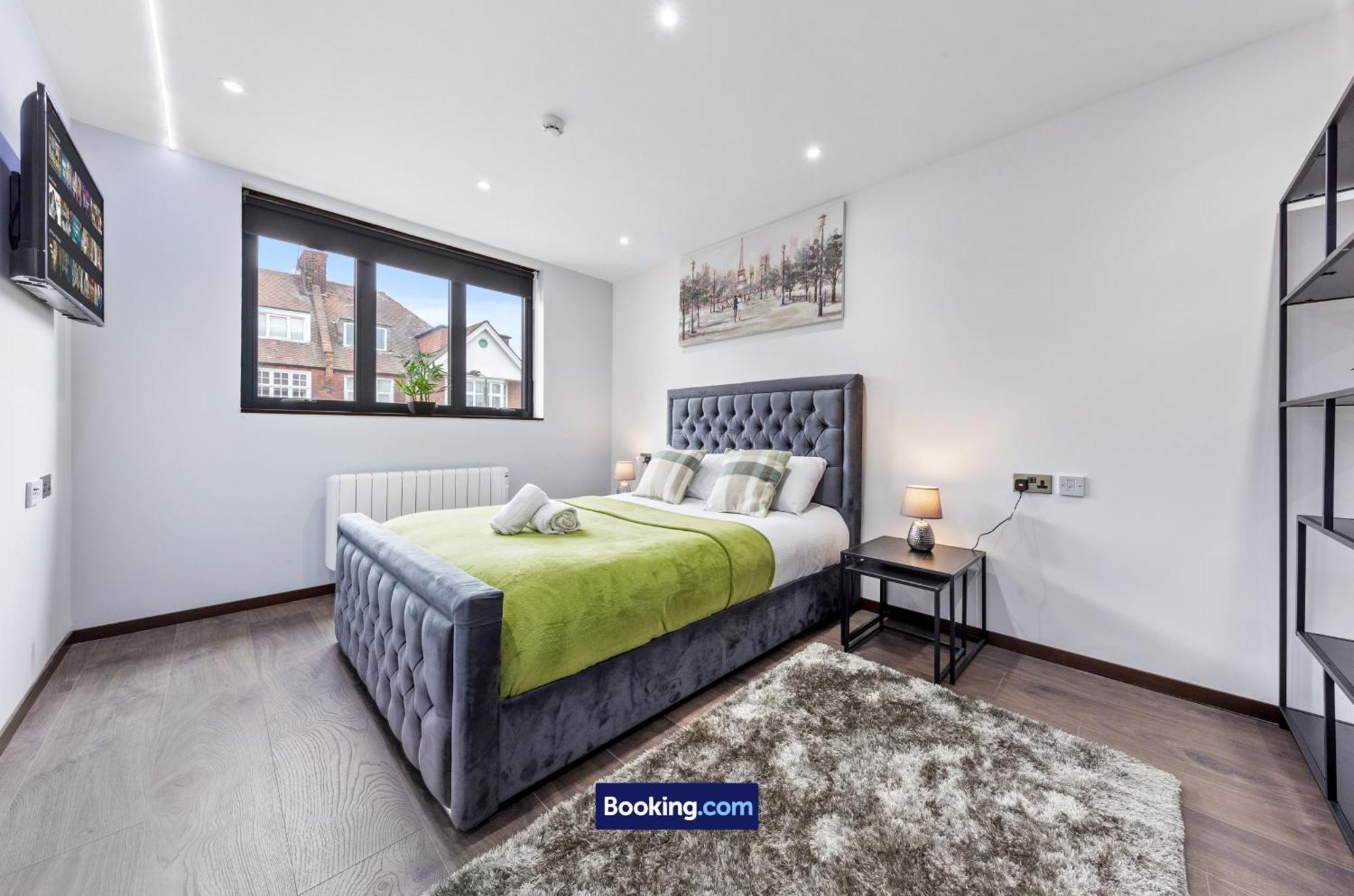 Stylish By Smart Short Lets & Serviced Woodstock With Free Wifi Apartment London