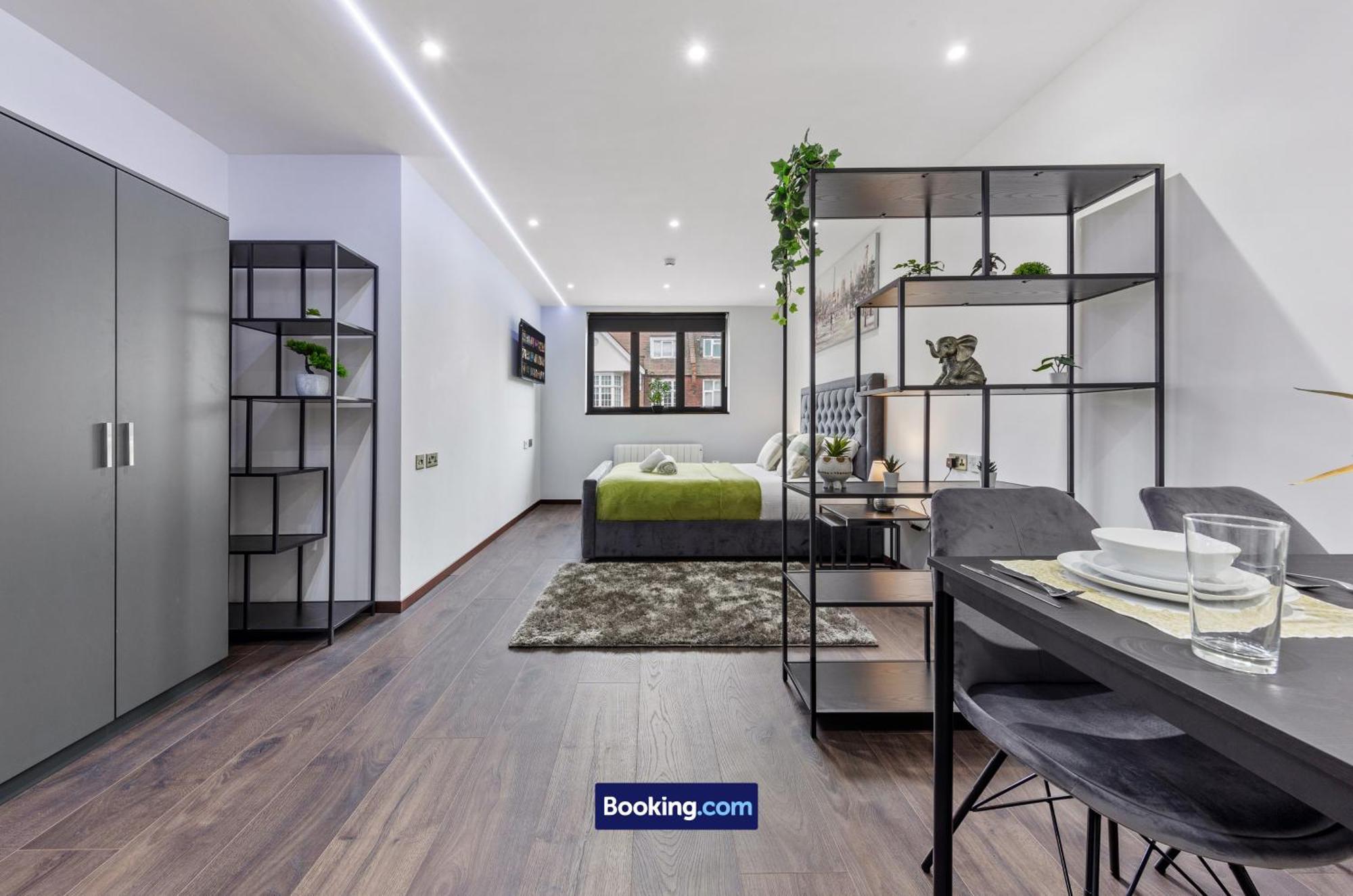 Stylish By Smart Short Lets & Serviced Woodstock With Free Wifi London