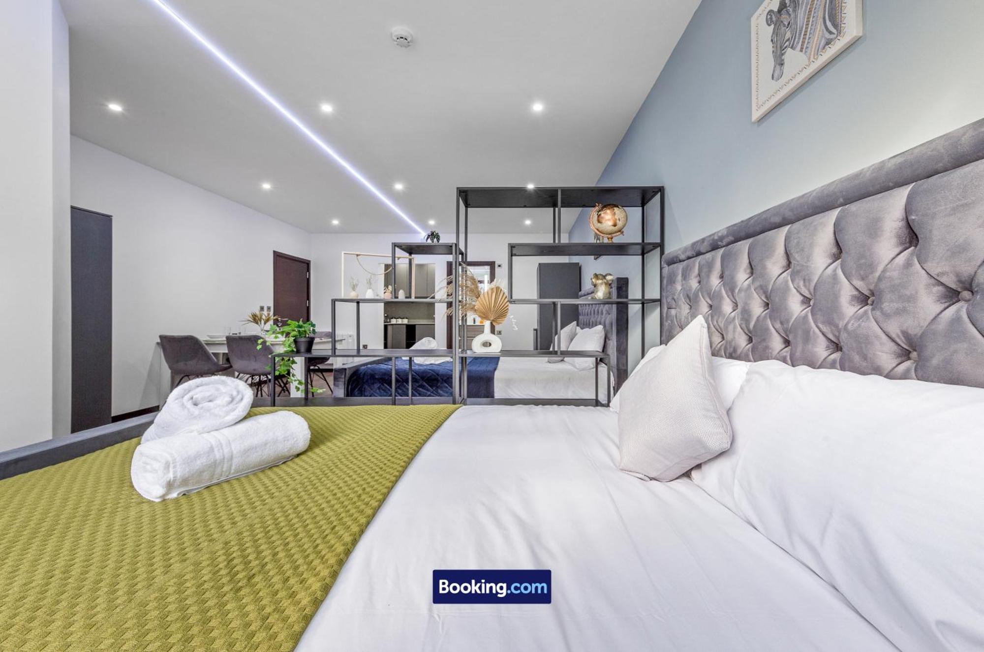 Stylish By Smart Short Lets & Serviced Woodstock With Free Wifi London