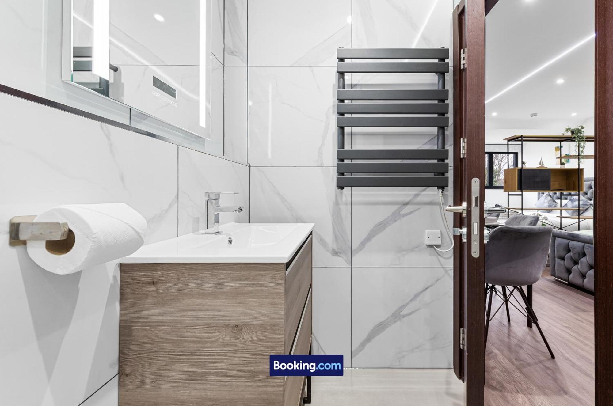 Stylish By Smart Short Lets & Serviced Woodstock With Free Wifi Apartment London