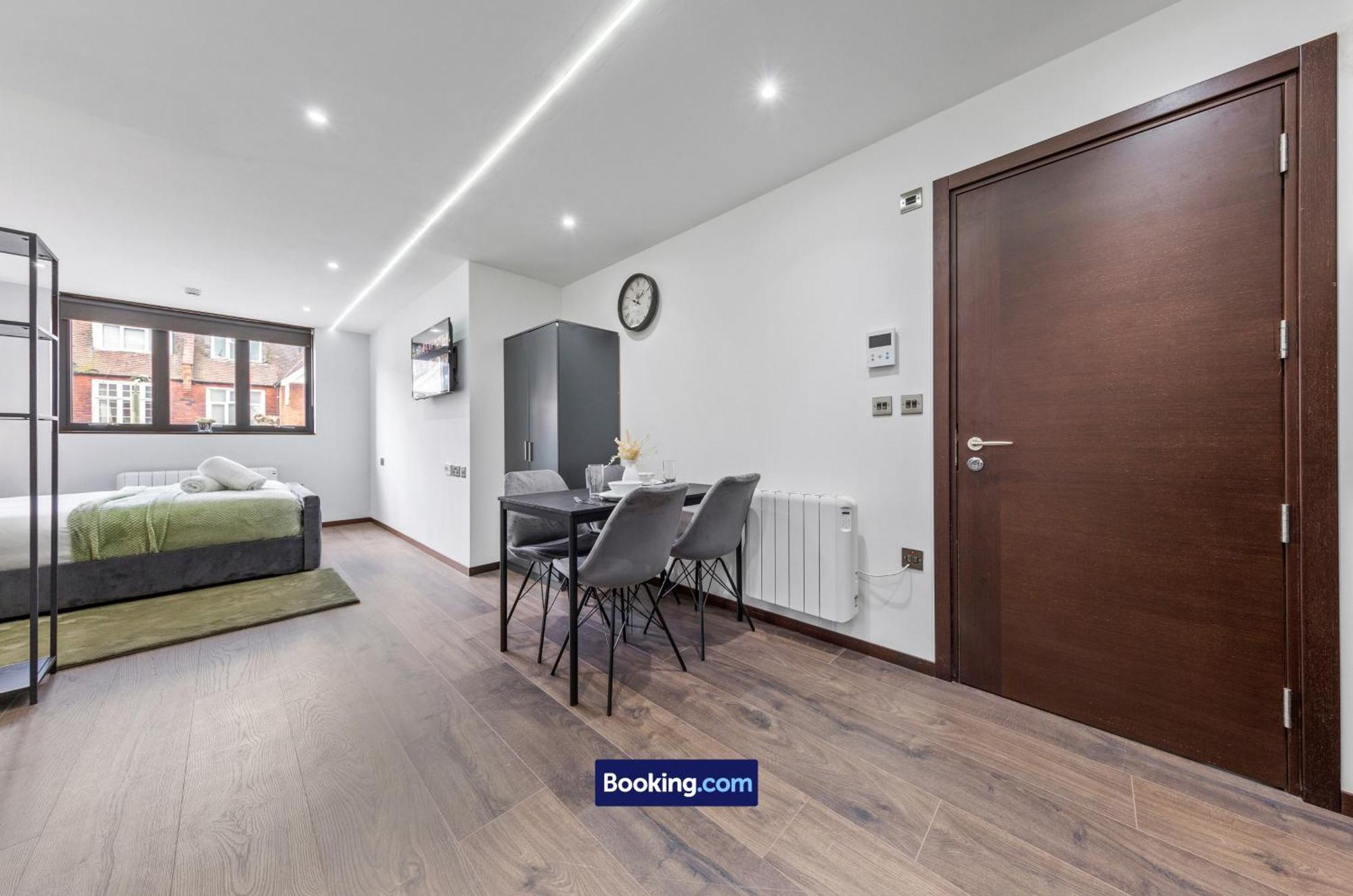 Apartment Stylish By Smart Short Lets & Serviced Woodstock With Free Wifi London