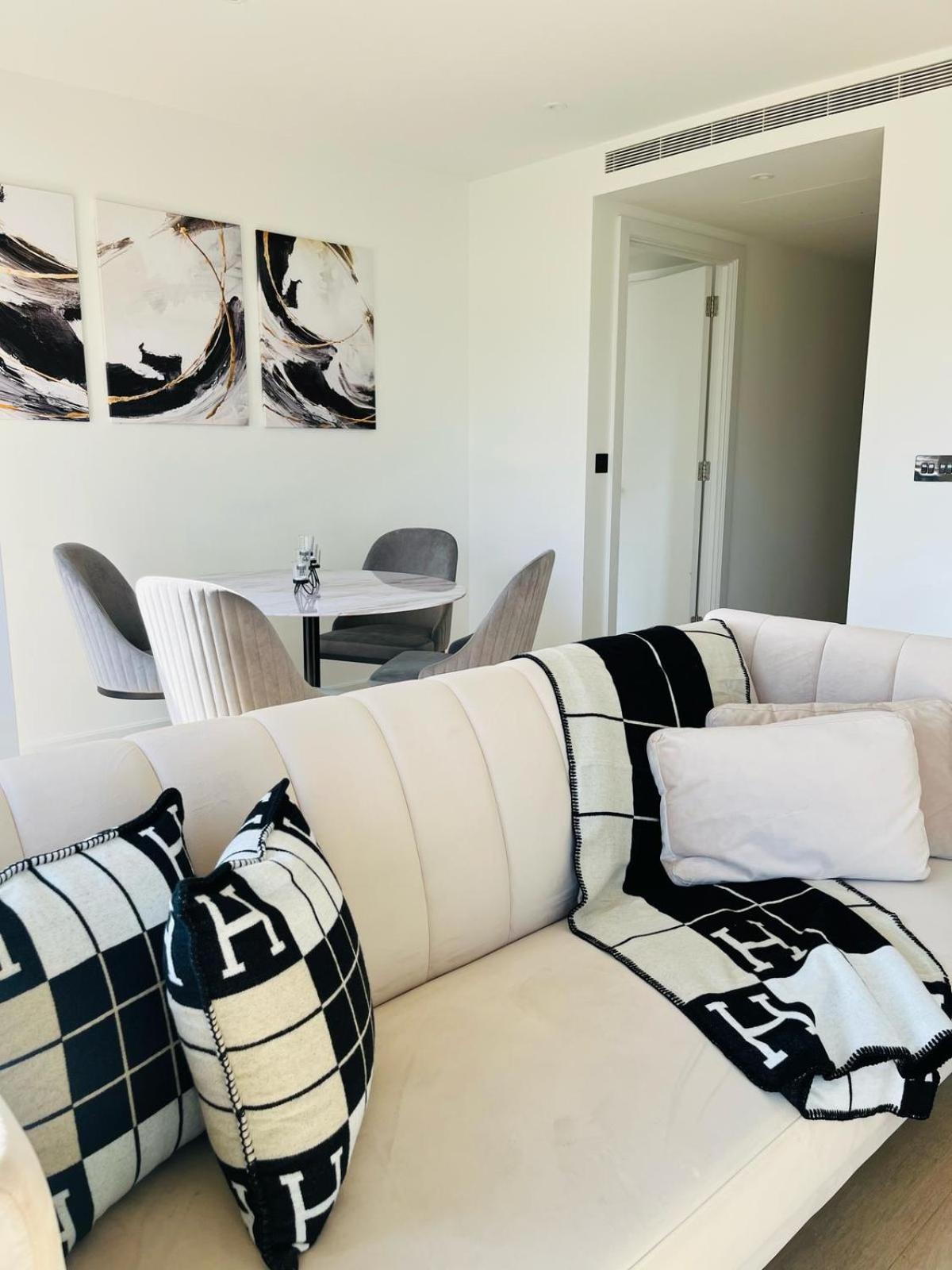 Luxury 2-bed 2-bath -white Living -steps To Tube *