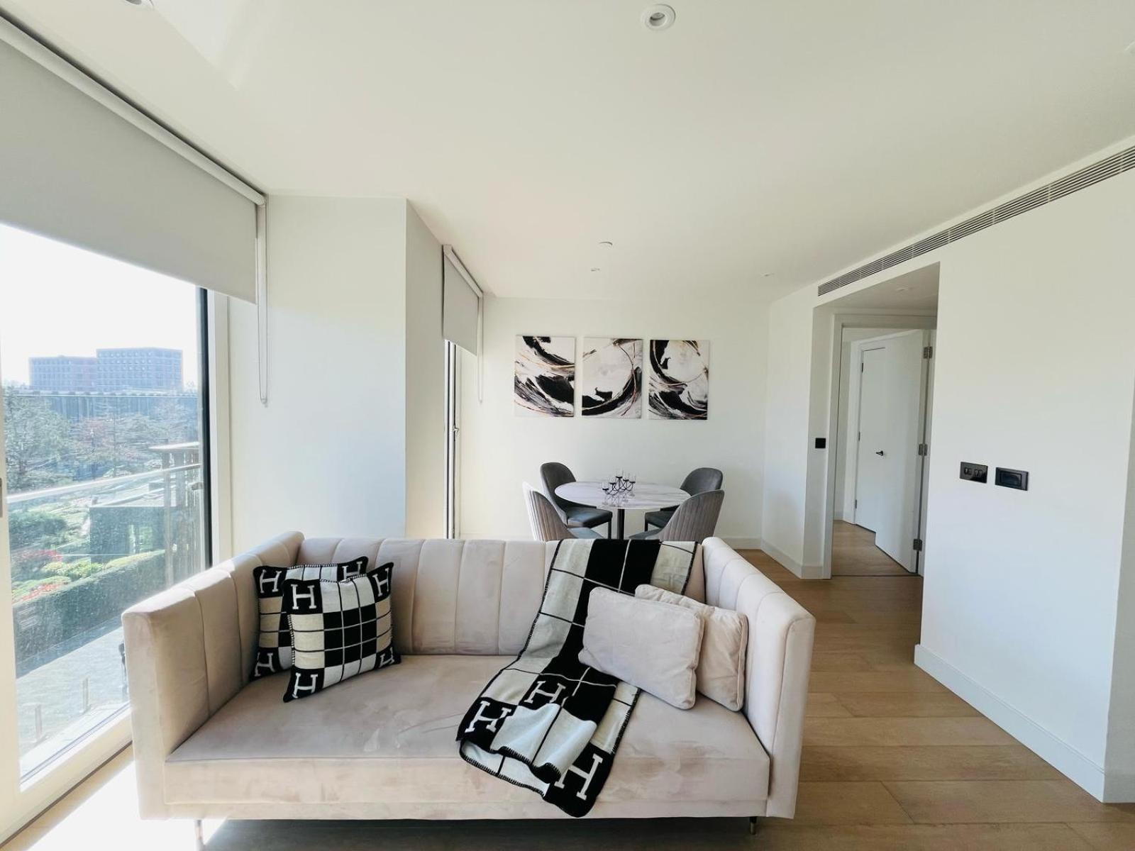 Luxury 2-bed 2-bath -white Living -steps To Tube