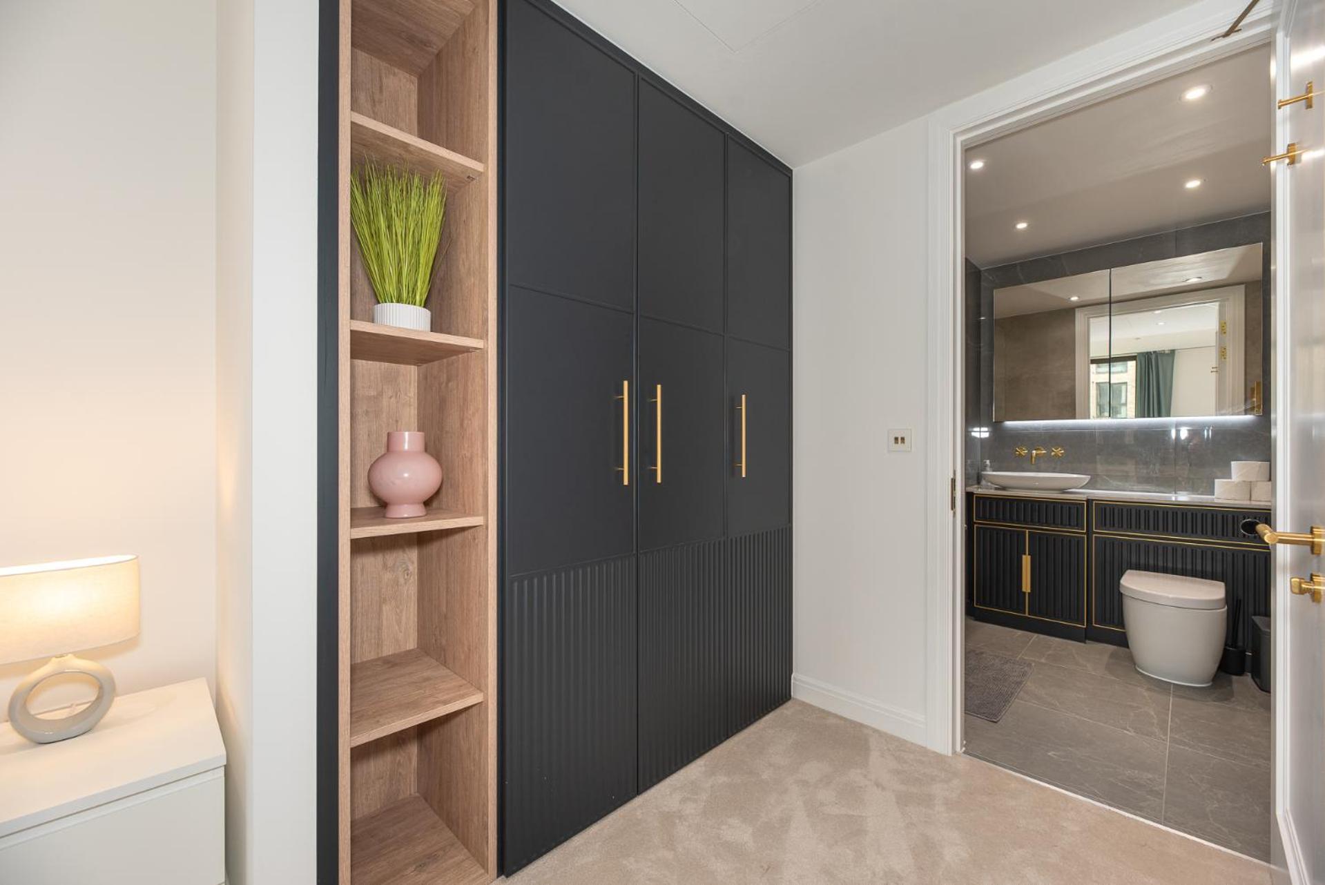 Premium 2-bedroom Flat With Lift & Private Balcony In Farringdon, Apartment *