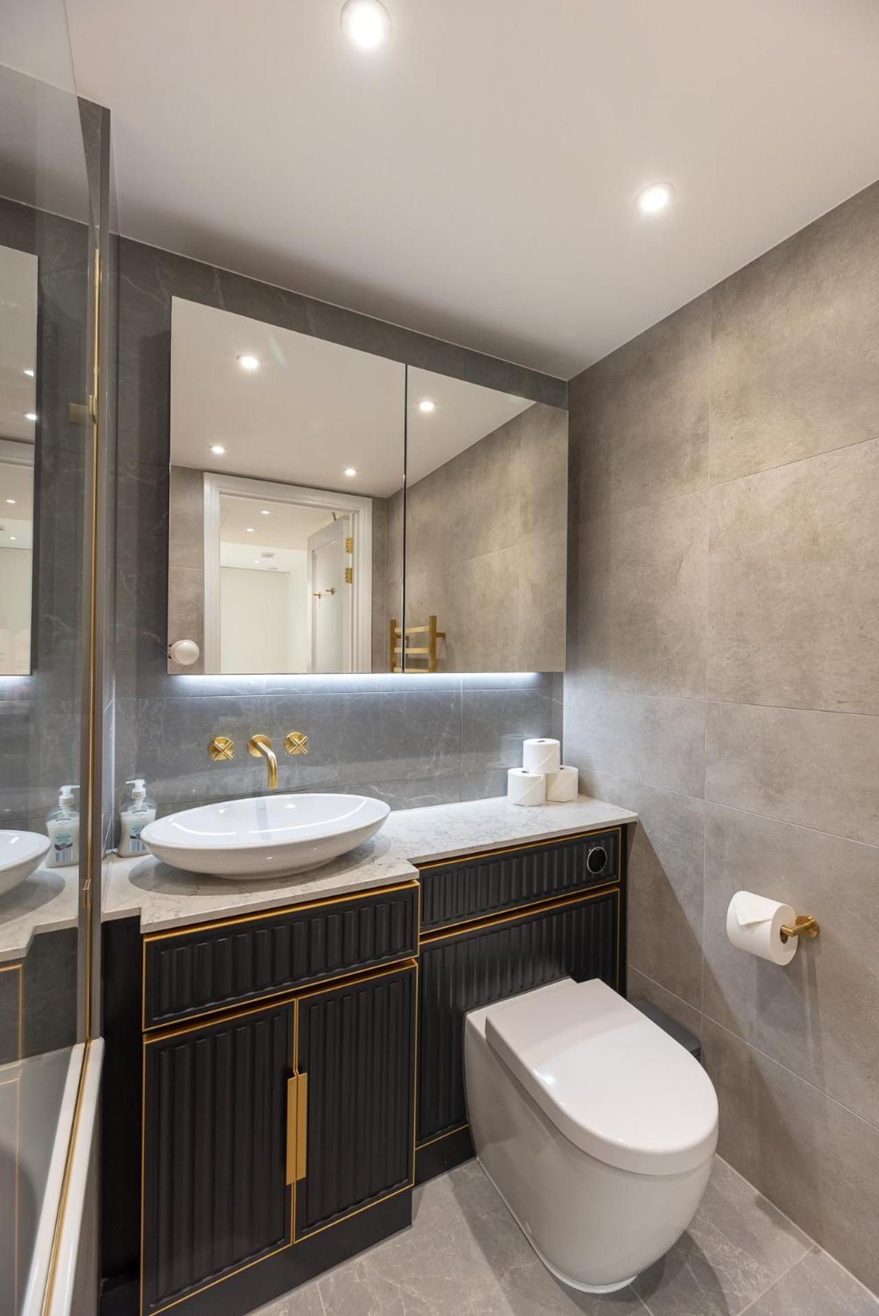 Apartment Premium 2-bedroom Flat With Lift & Private Balcony In Farringdon,