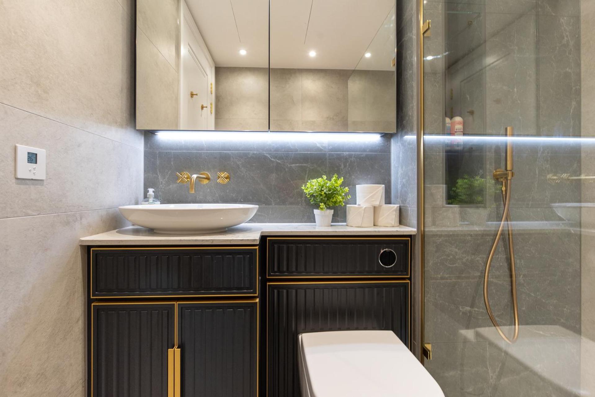 Premium 2-bedroom Flat With Lift & Private Balcony In Farringdon, *
