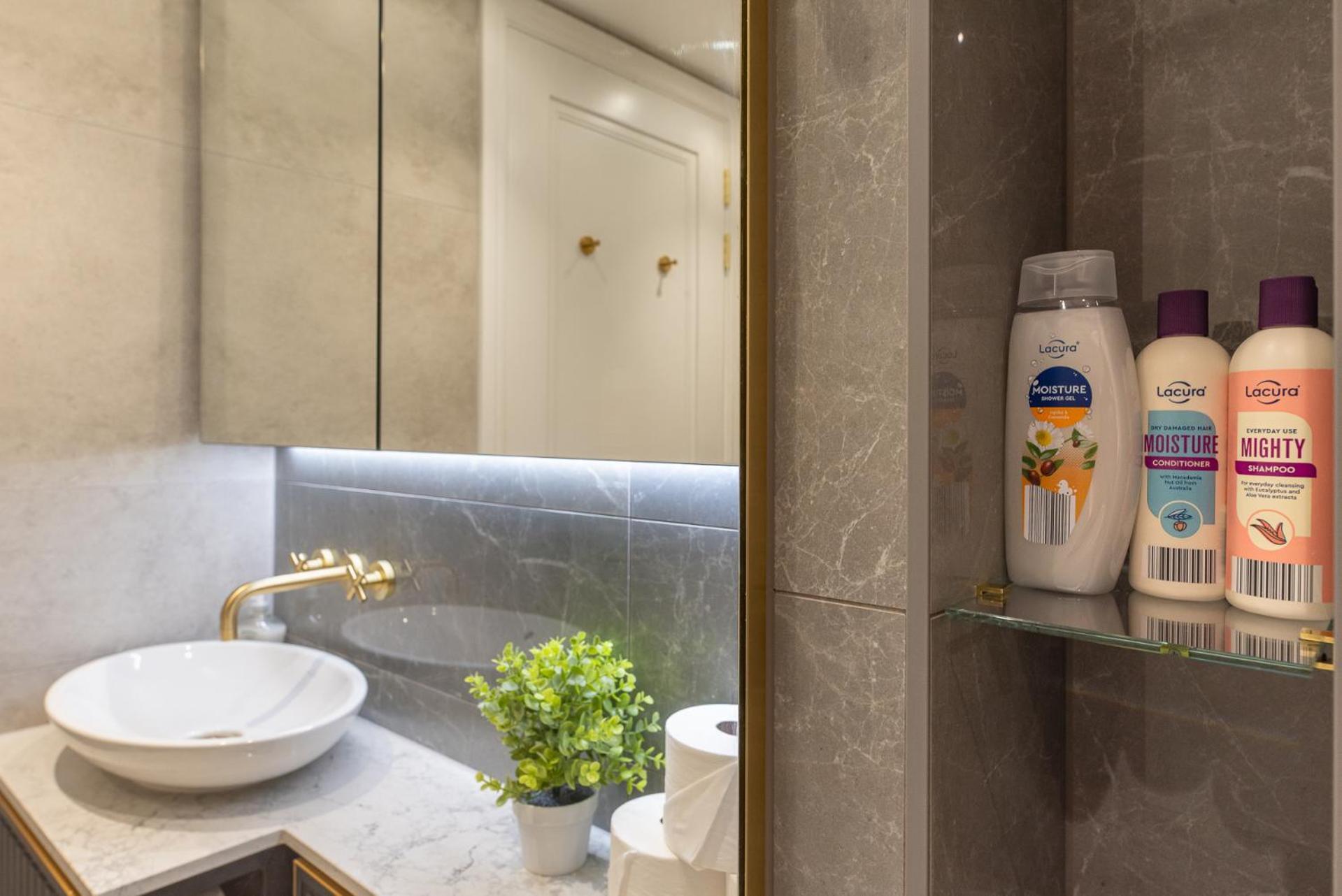Premium 2-bedroom Flat With Lift & Private Balcony In Farringdon, * London