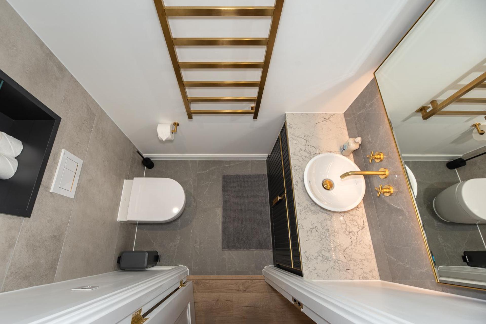 Apartment Premium 2-bedroom Flat With Lift & Private Balcony In Farringdon, *