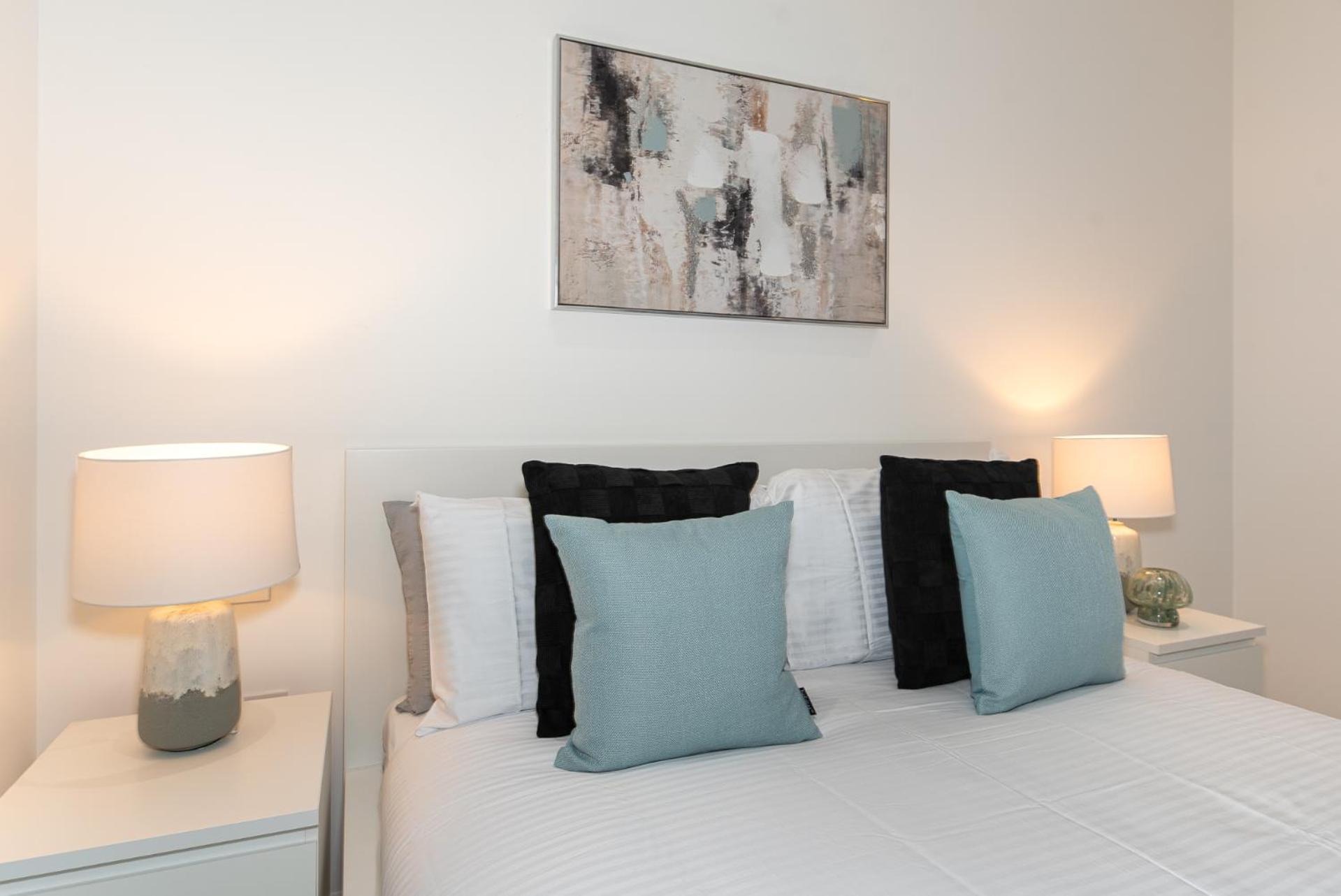 Apartment Premium 2-bedroom Flat With Lift & Private Balcony In Farringdon,