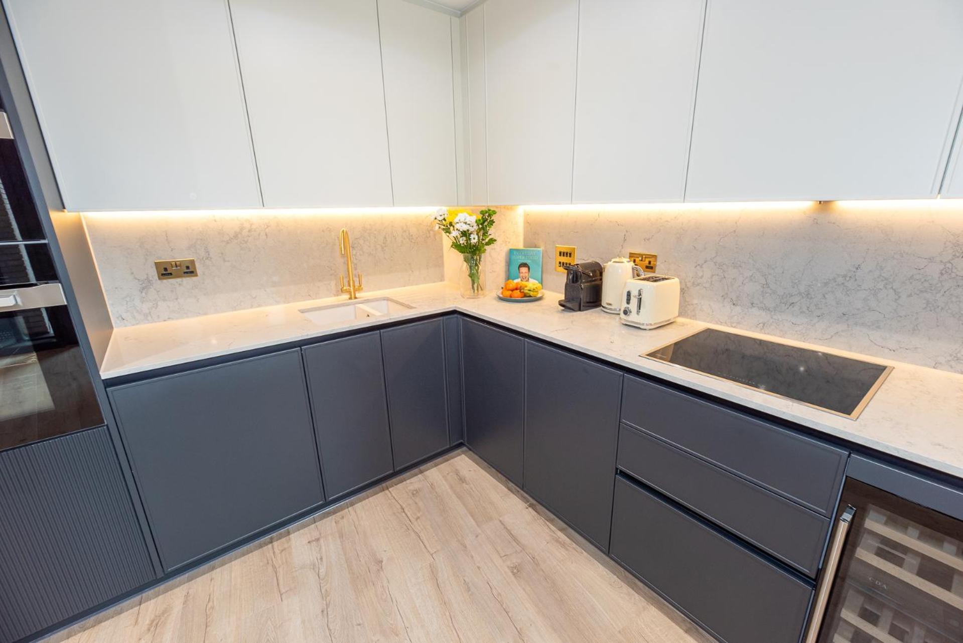 Premium 2-bedroom Flat With Lift & Private Balcony In Farringdon,