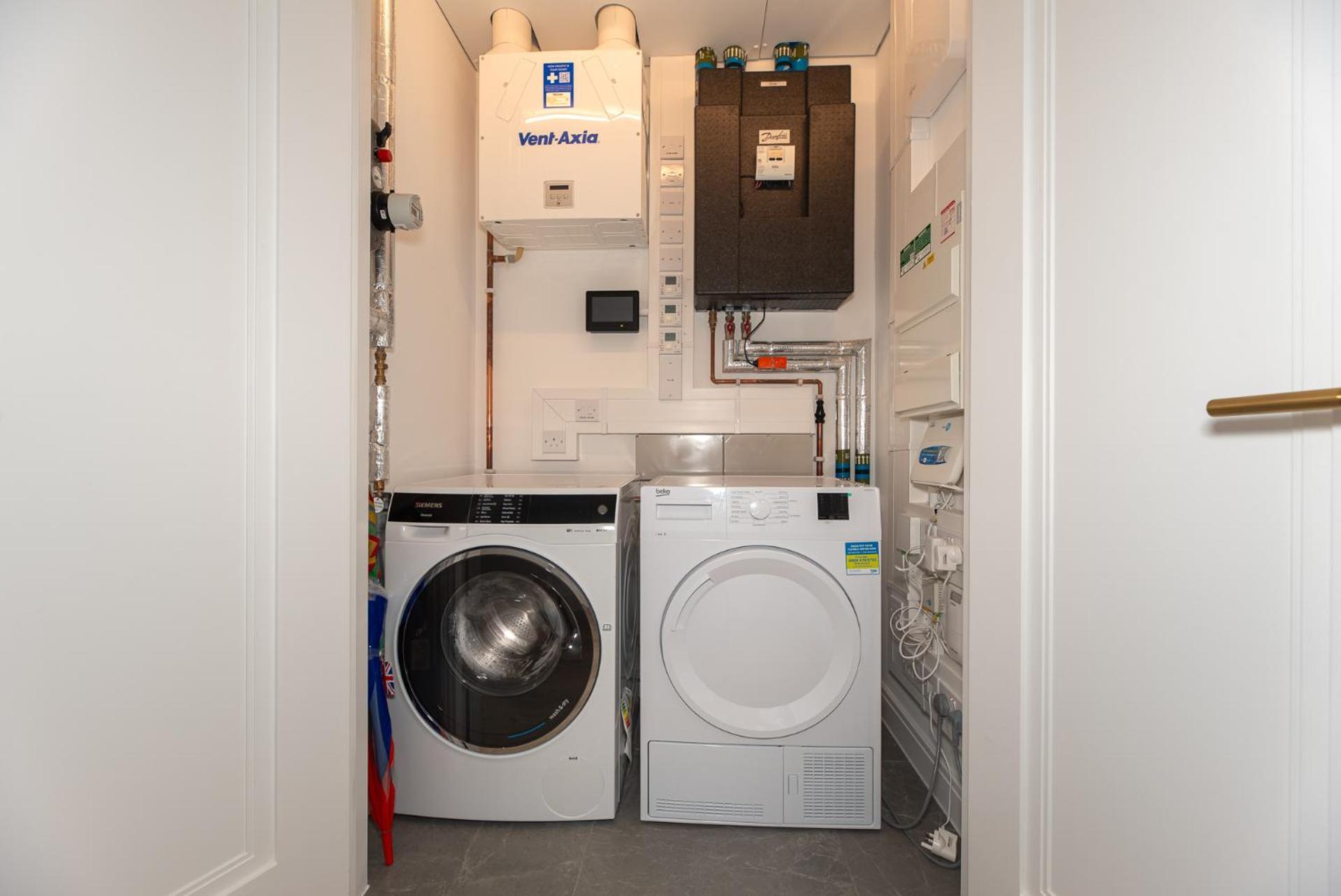 Premium 2-bedroom Flat With Lift & Private Balcony In Farringdon, Apartment