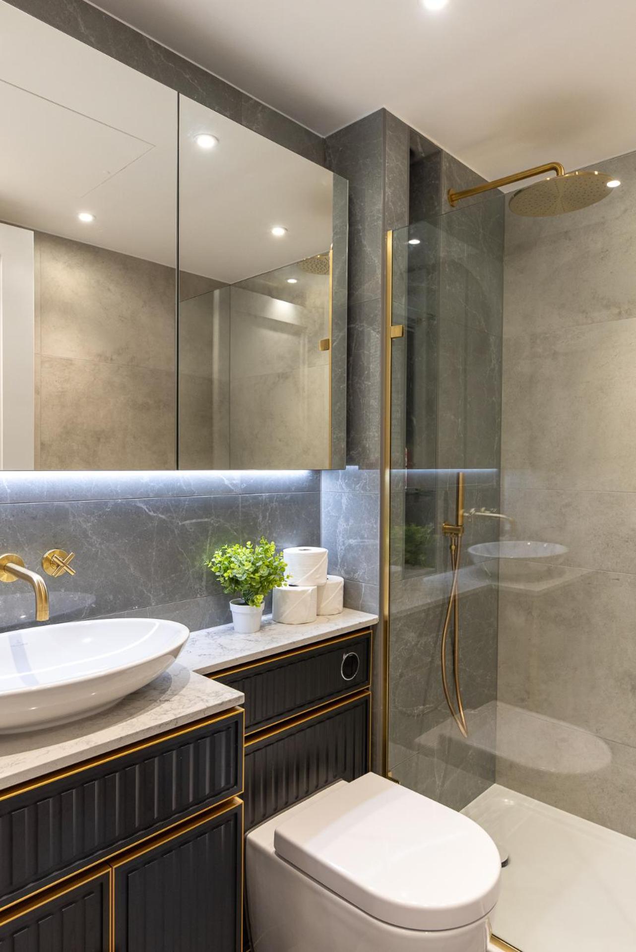 Premium 2-bedroom Flat With Lift & Private Balcony In Farringdon, *