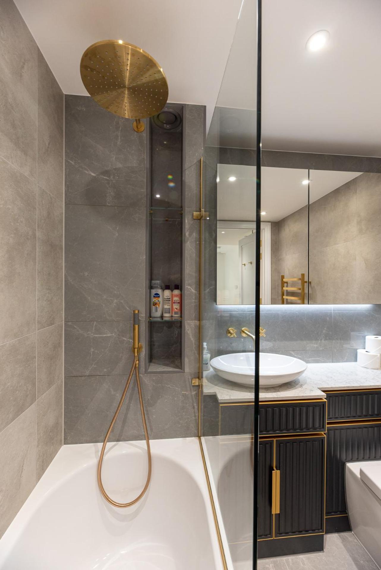Premium 2-bedroom Flat With Lift & Private Balcony In Farringdon,
