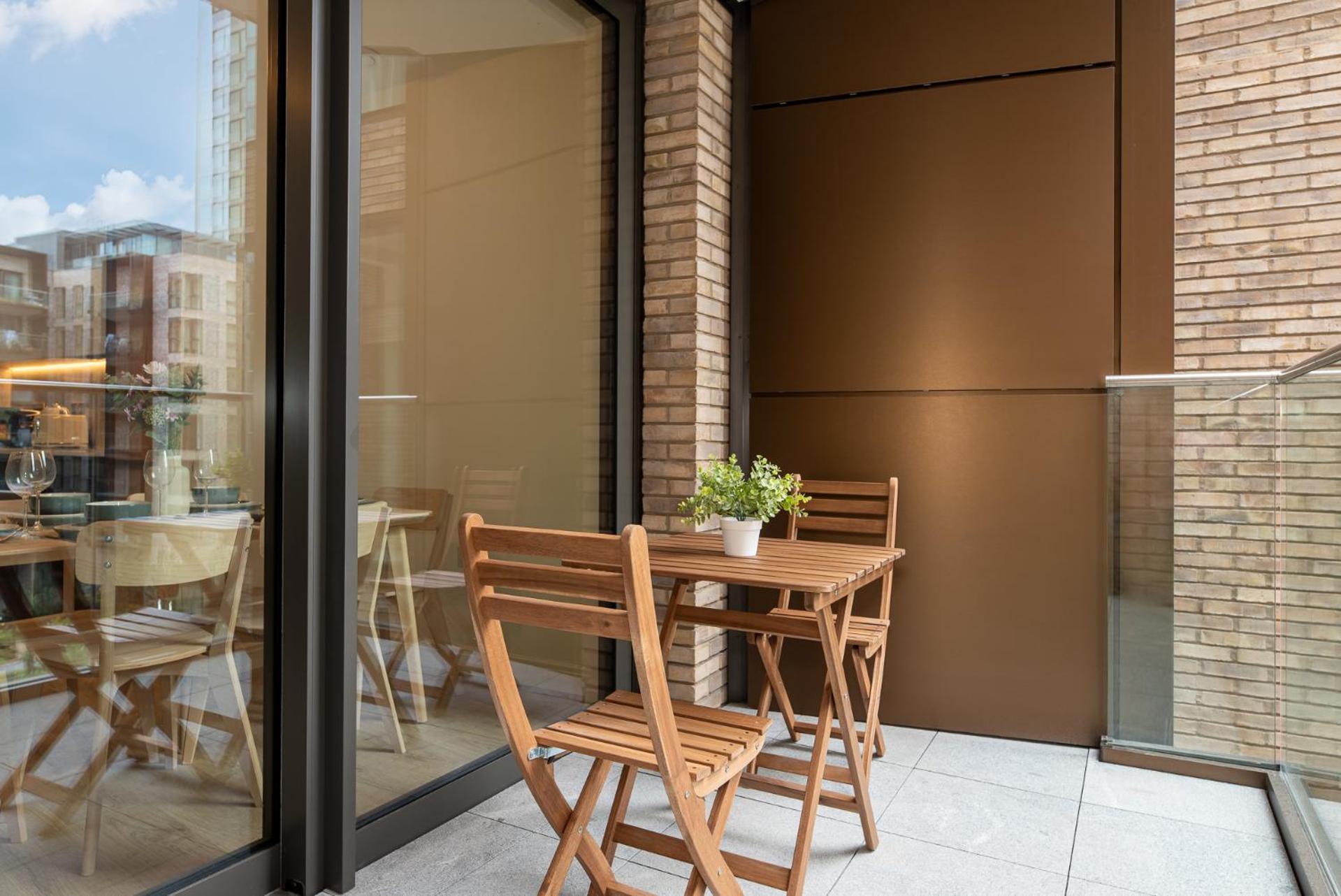 Premium 2-bedroom Flat With Lift & Private Balcony In Farringdon, Apartment