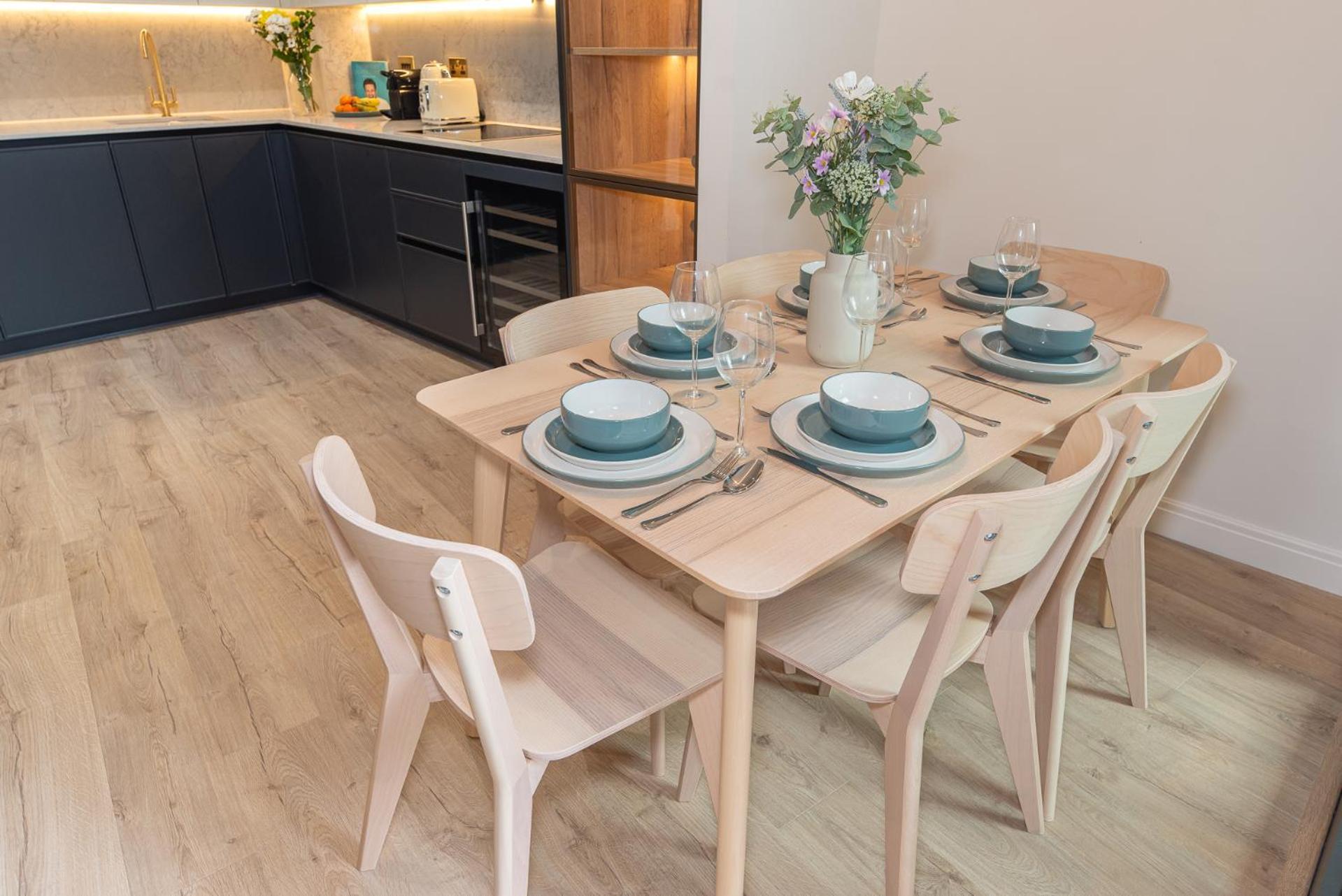 Premium 2-bedroom Flat With Lift & Private Balcony In Farringdon, Apartment *