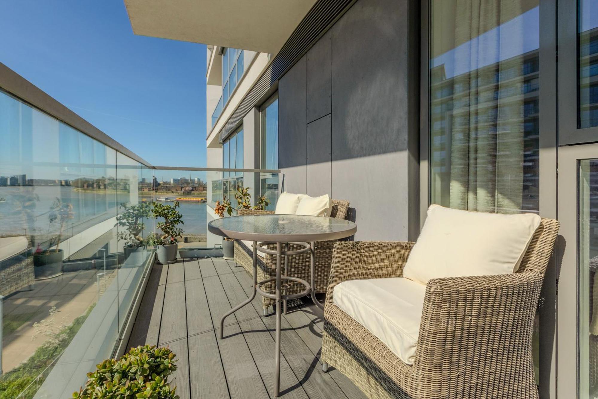 Cosy 2br Riverside In Greenwich With Balcony Apartment