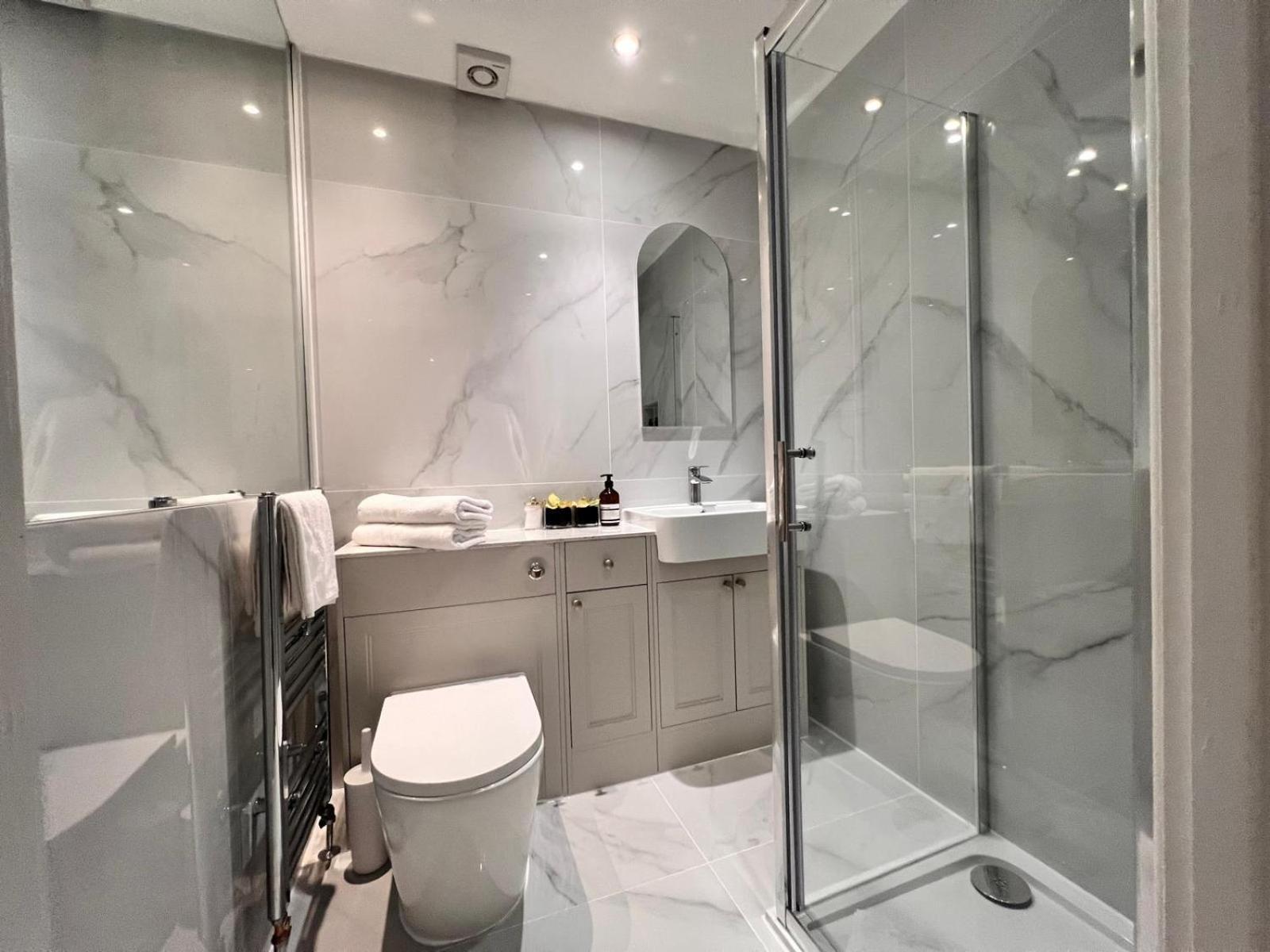 Elegant 1 Bedroom Flat Near Harrods Apartment