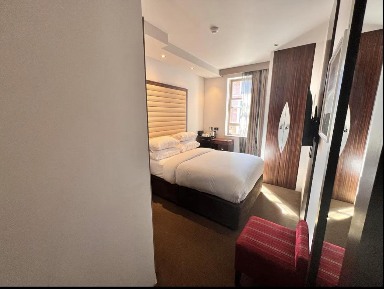 Ensuite Boutique 103 * London