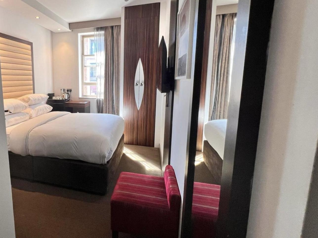 Ensuite Boutique 103 * London
