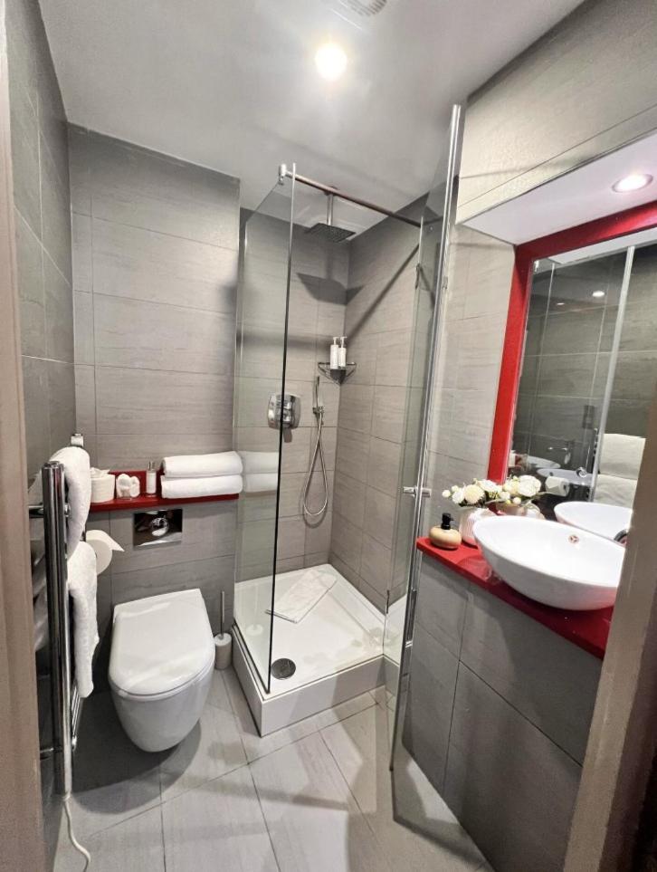 Ensuite Boutique 103 *