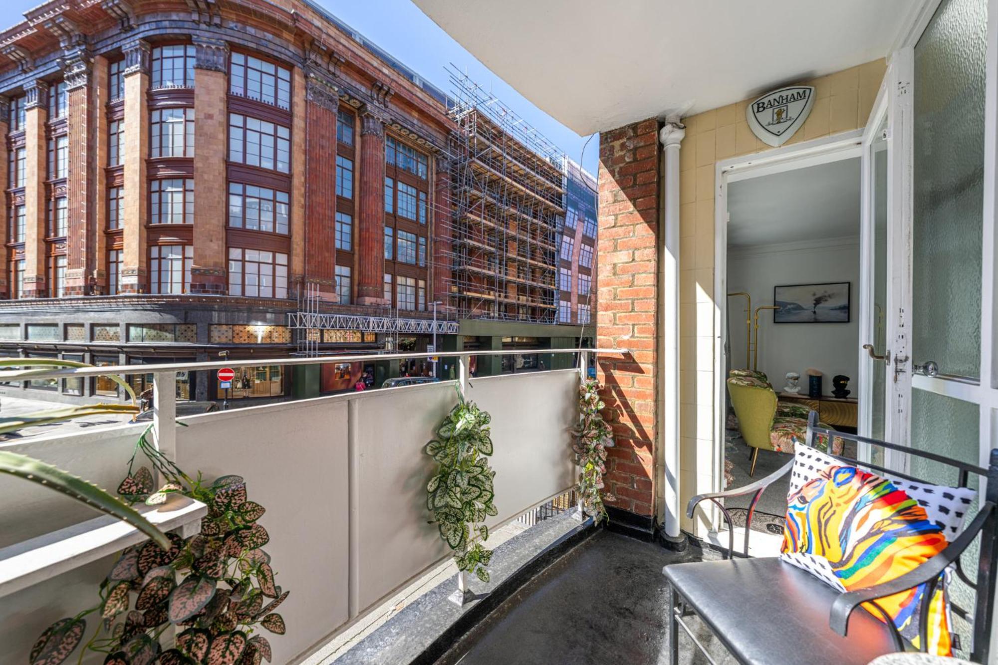 Posh With Terrace Over Harrods * London