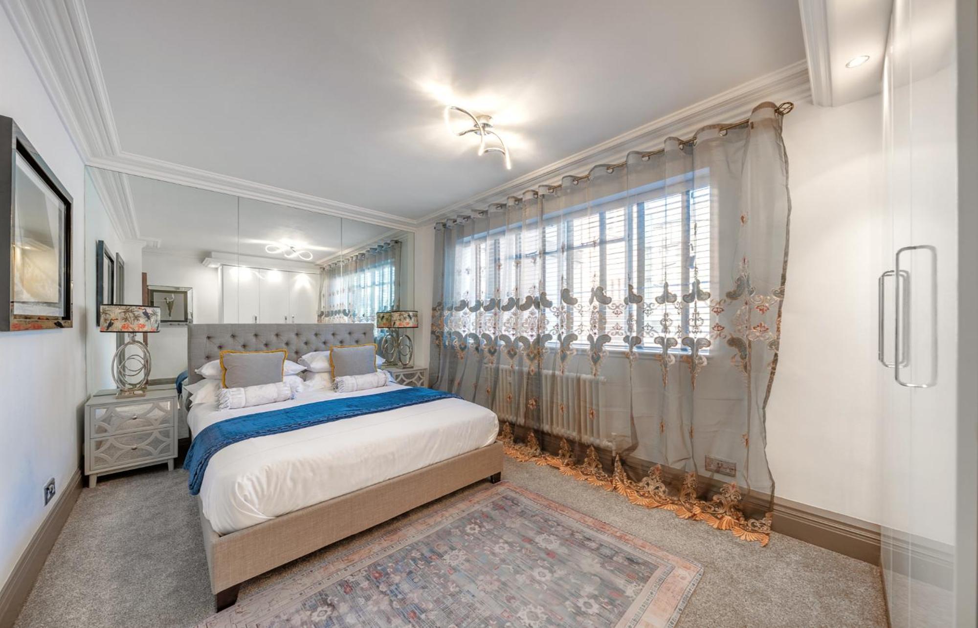 Posh With Terrace Over Harrods Apartment London