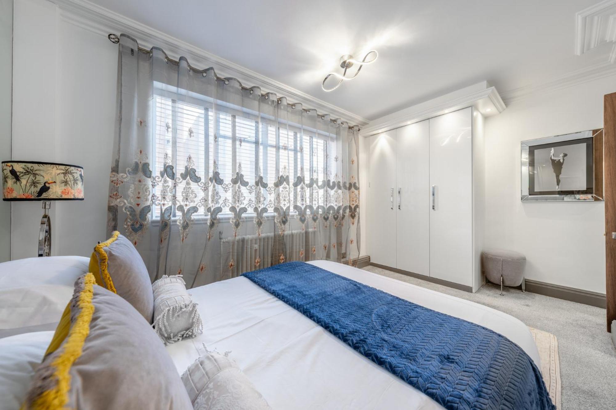 Posh With Terrace Over Harrods Apartment