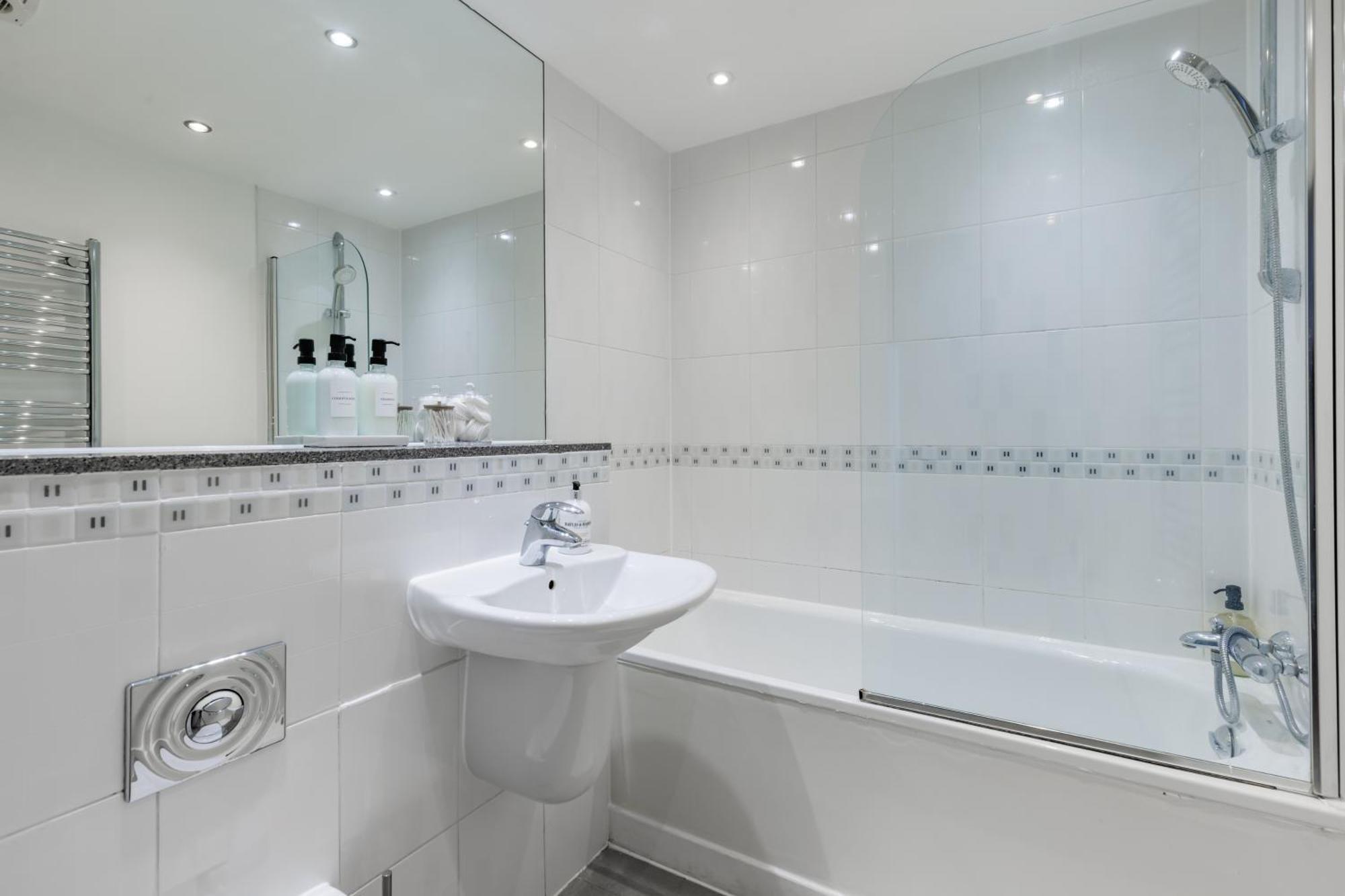 Stunning 2-bed, 2-bath With Balcony Views Stratford Westfield *