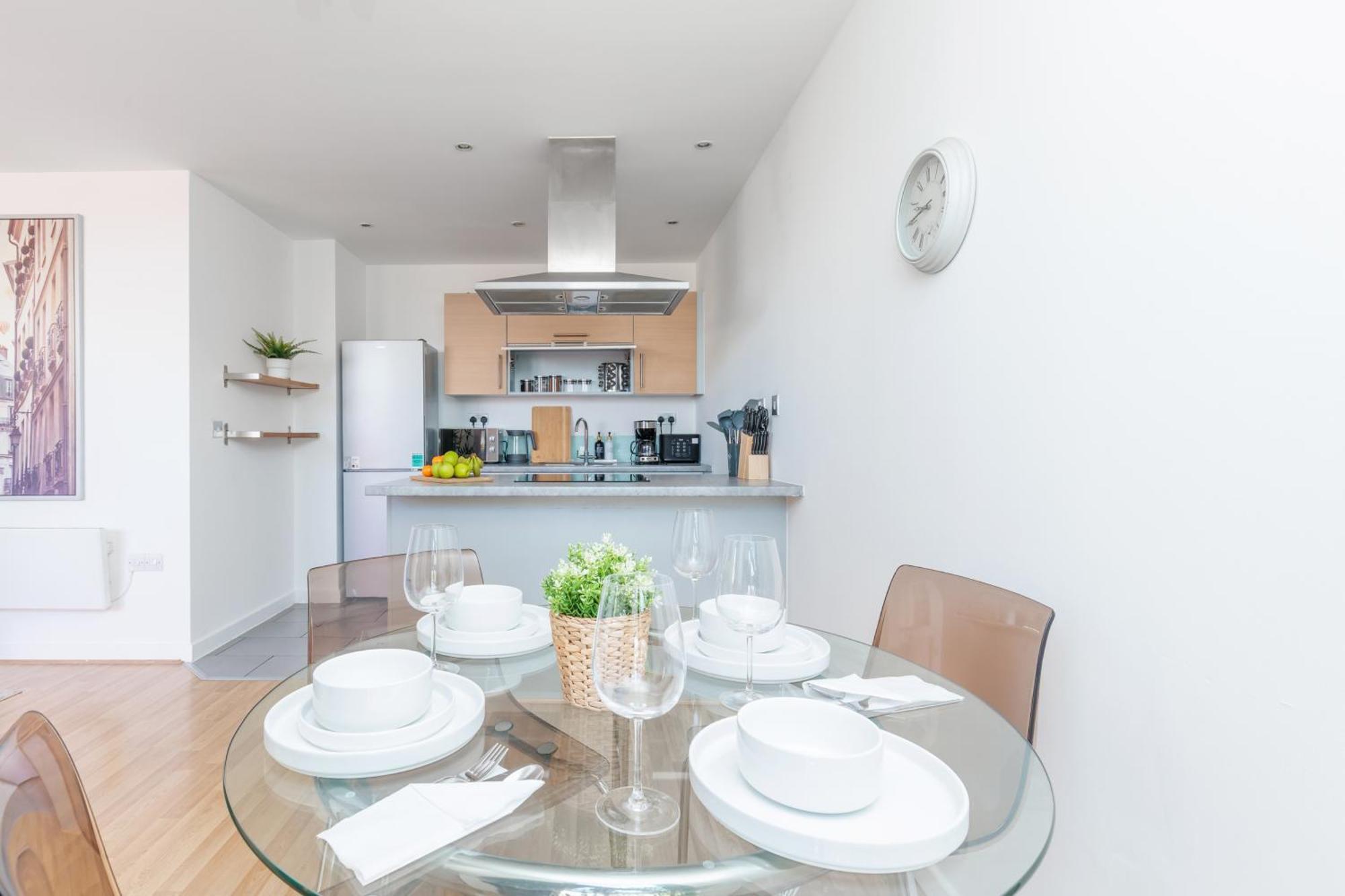 Apartment Stunning 2-bed, 2-bath With Balcony Views Stratford Westfield *