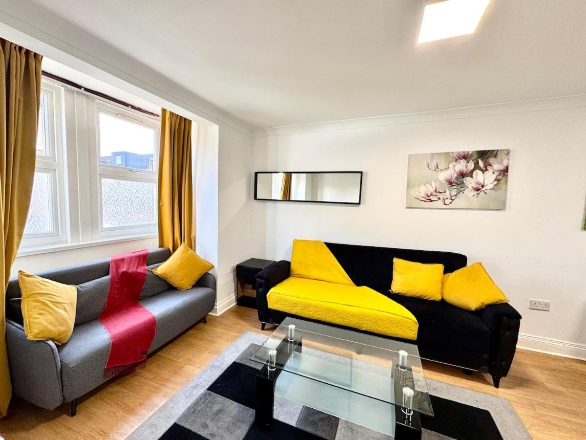 Spacious 3-bed With Garden, Private Parking, Smart Tv's, Fast Wi-fi *