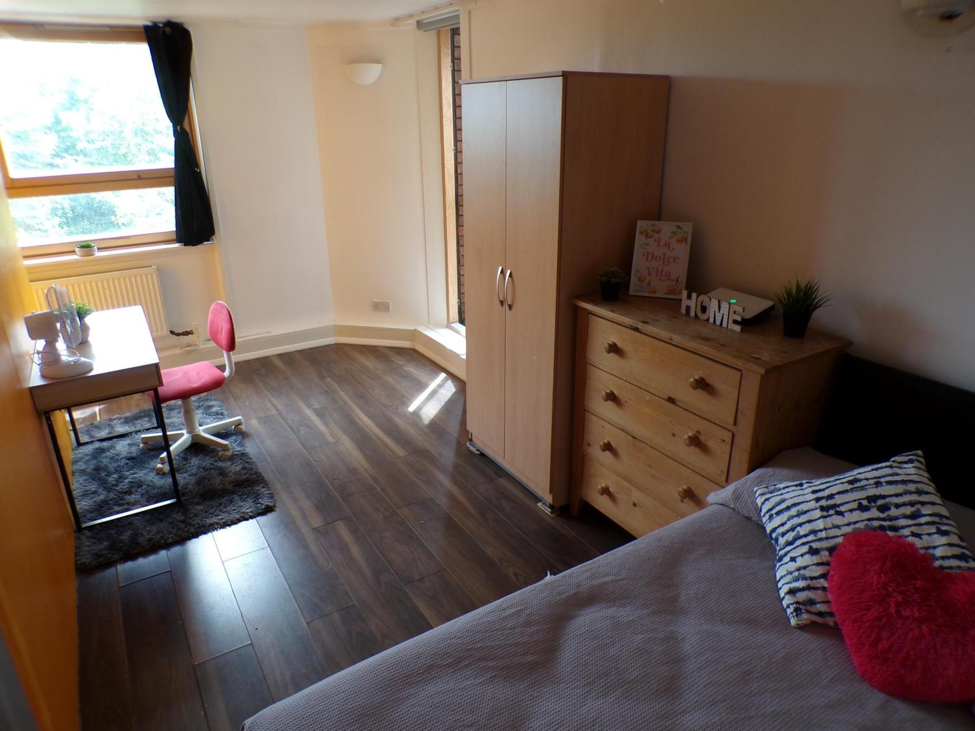 Chelsea Orange Sleeps10-petsok-parking * London