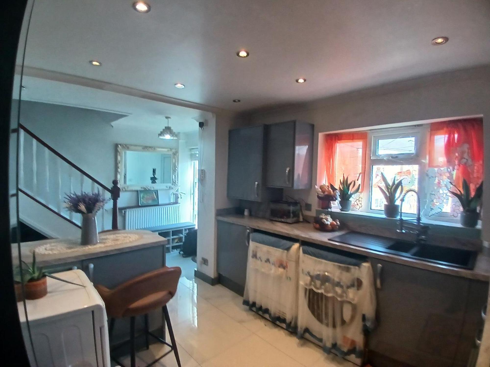 Guest house 4 Bedroom House Rented By The London