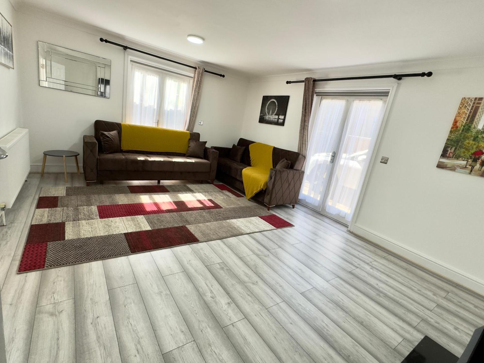 Spacious 3-bed With Garden, Private Parking, Smart Tv's, Fast Wi-fi