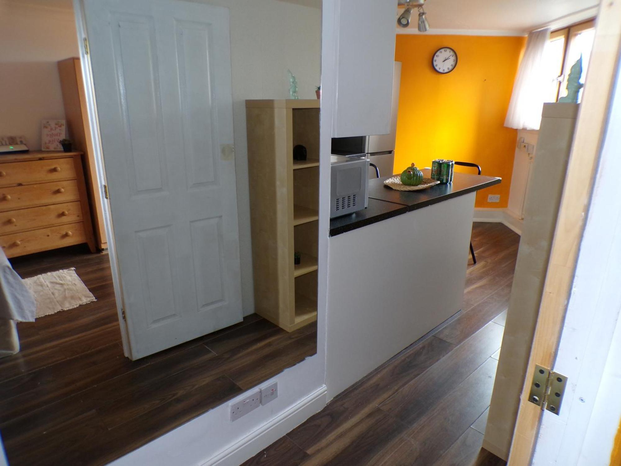 Chelsea Orange Sleeps10-petsok-parking * London
