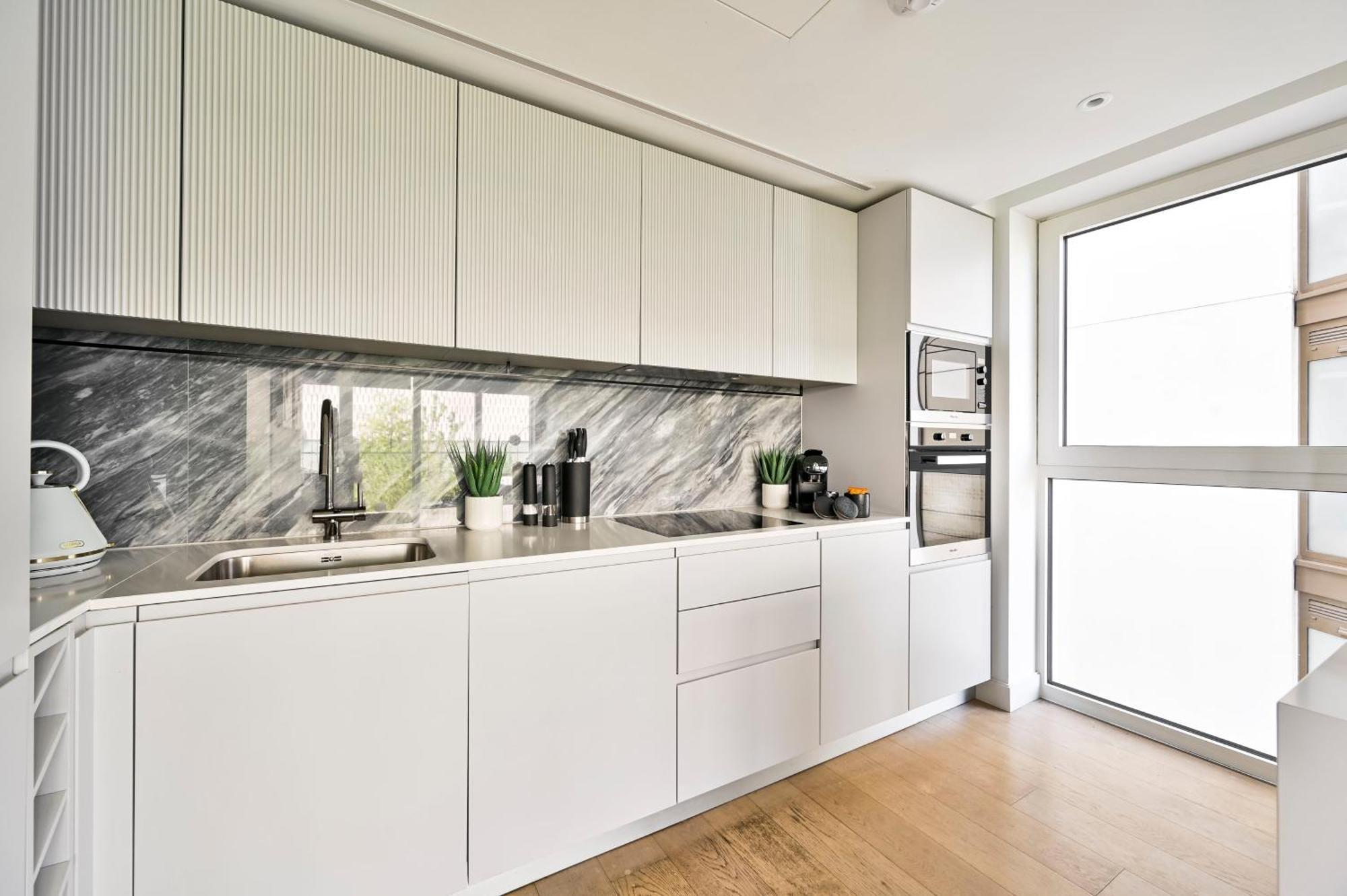 Luxury 2-bed 2-bath -white Living -steps To Tube *