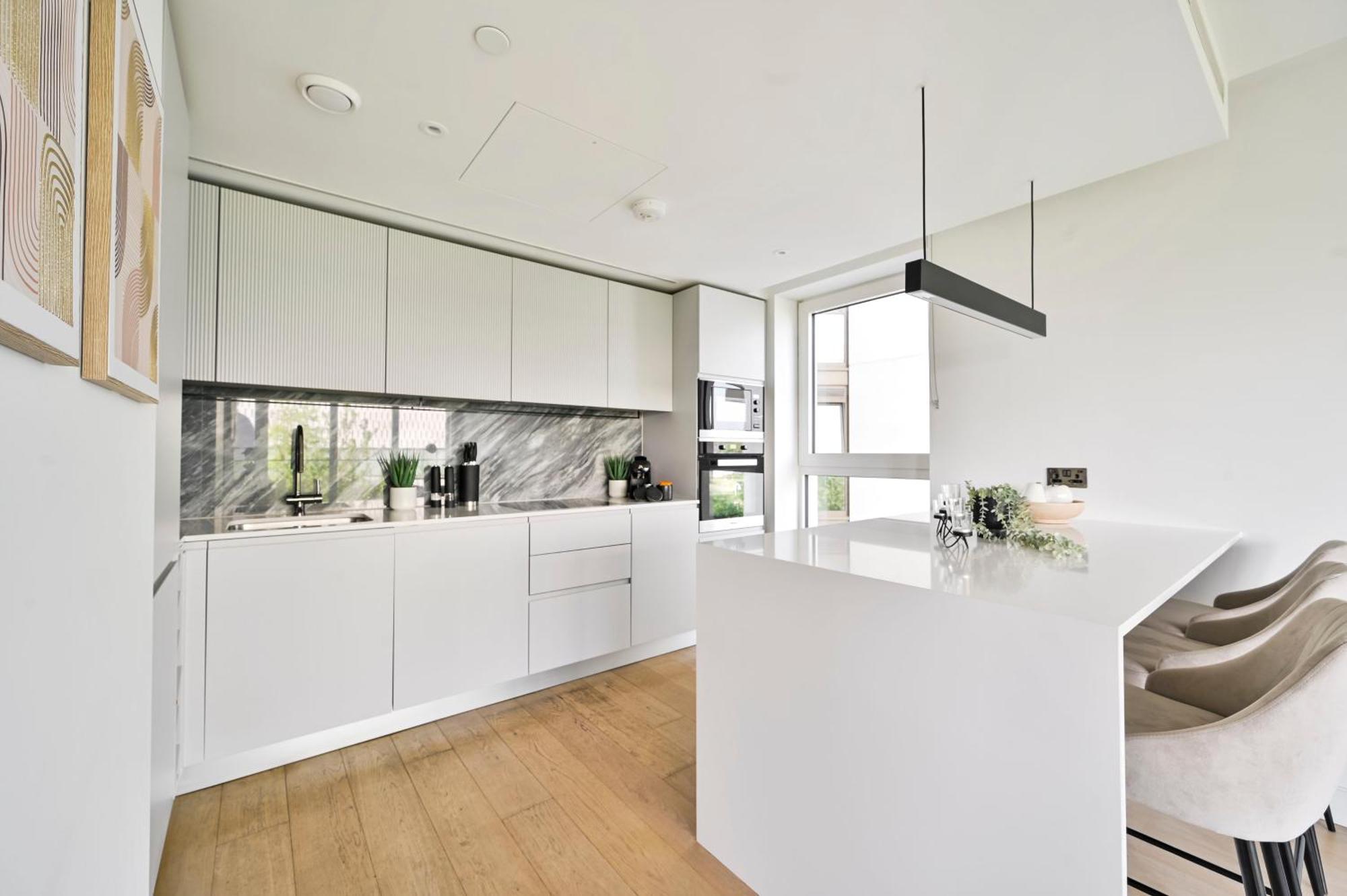 Luxury 2-bed 2-bath -white Living -steps To Tube *