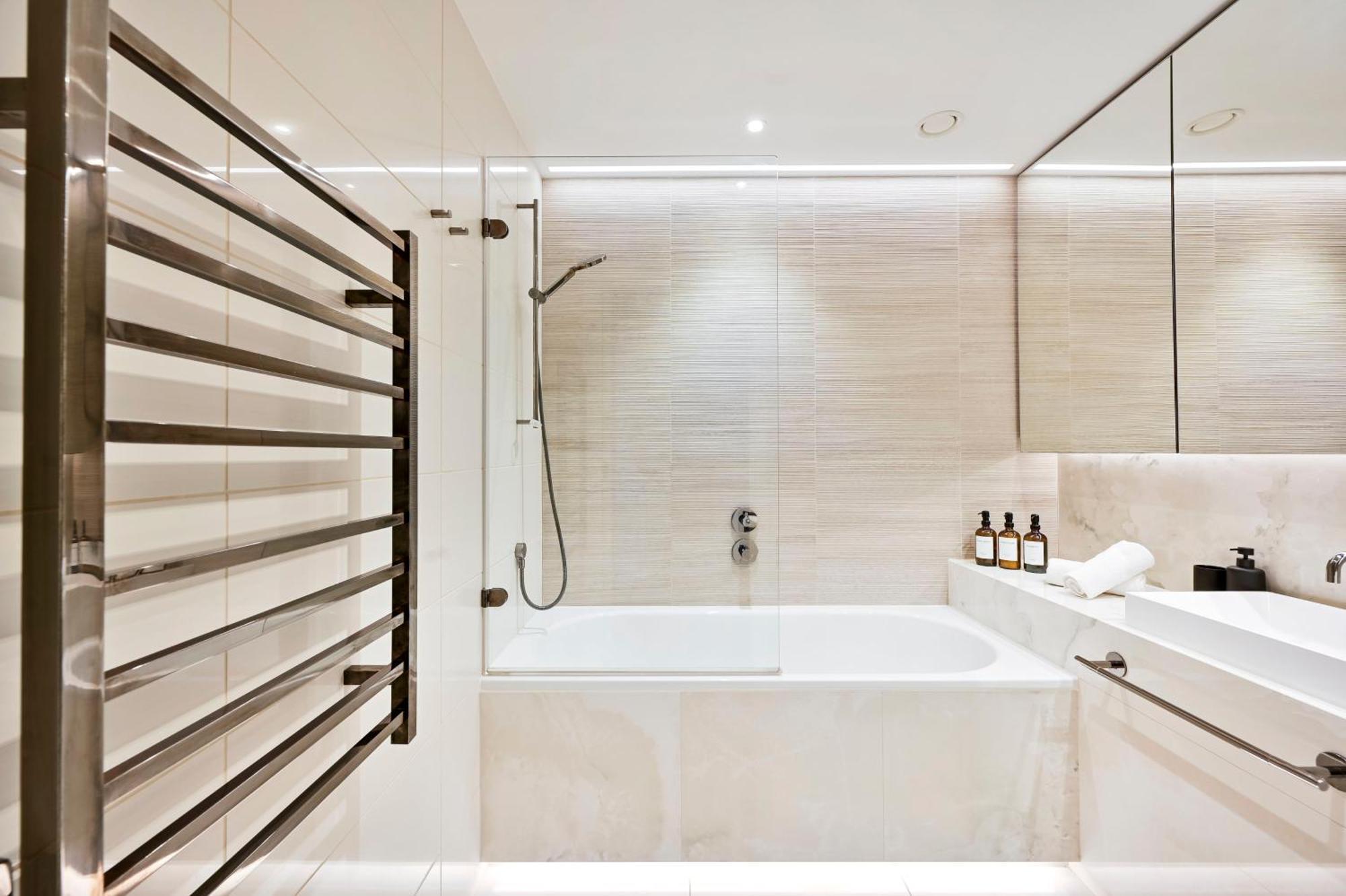 Luxury 2-bed 2-bath -white Living -steps To Tube London