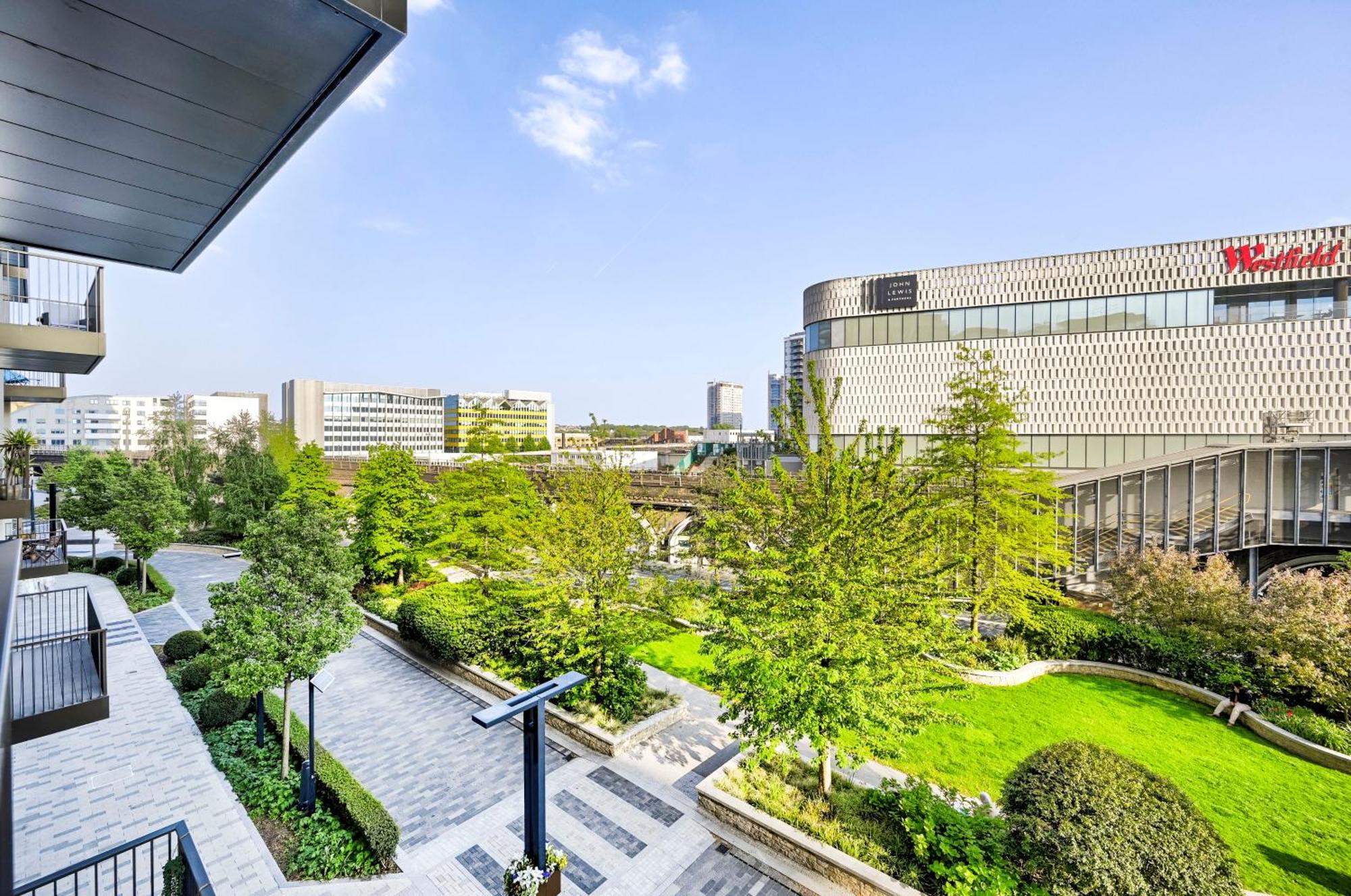 Luxury 2-bed 2-bath -white Living -steps To Tube Apartment *
