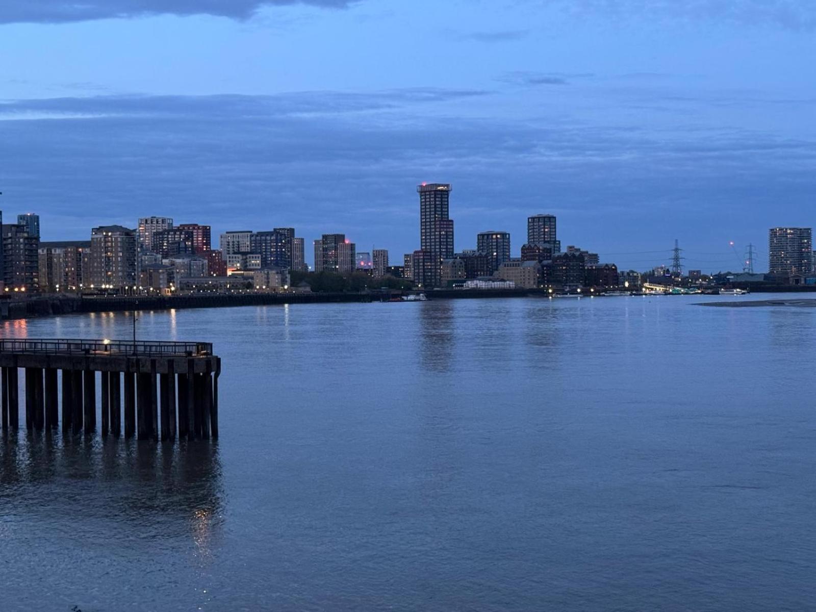 Luxury Two Bedroom River View In Canary Wharf Apartment *