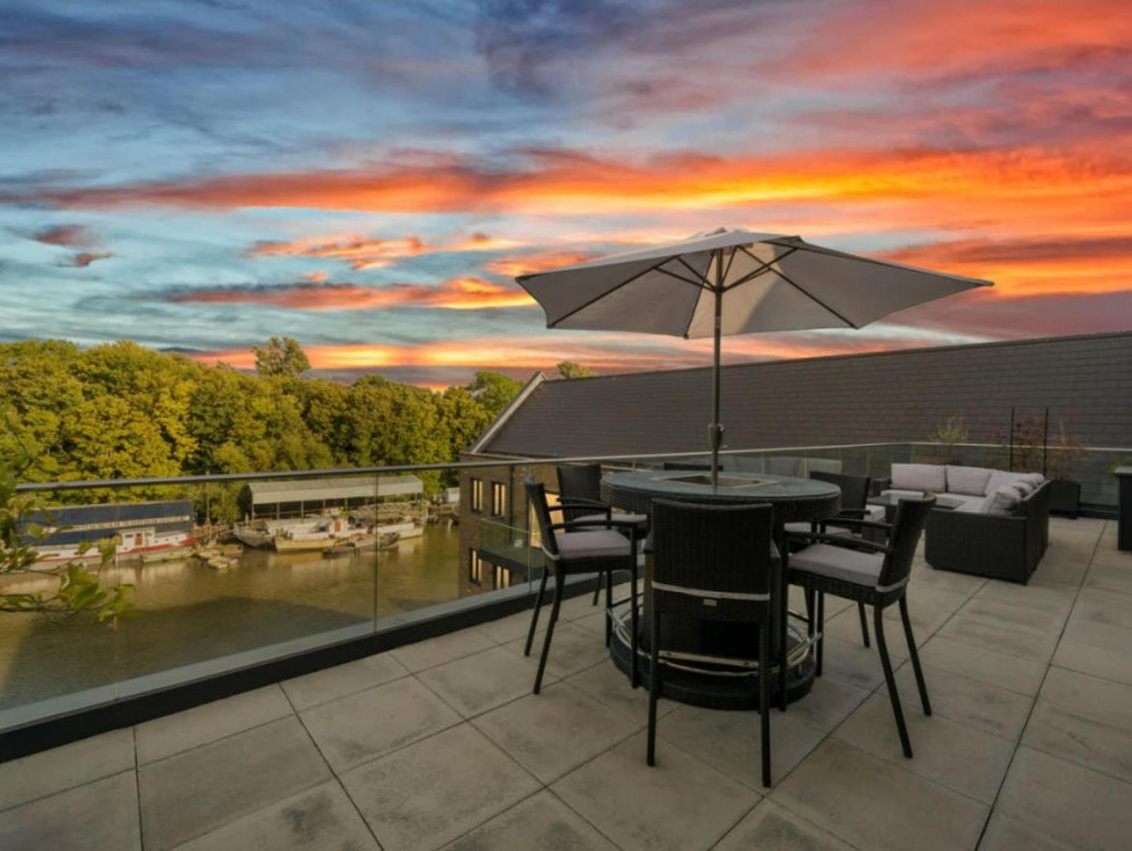 Serenity By The Water: 3 Bed 3 Bath West - Parking Apartamento