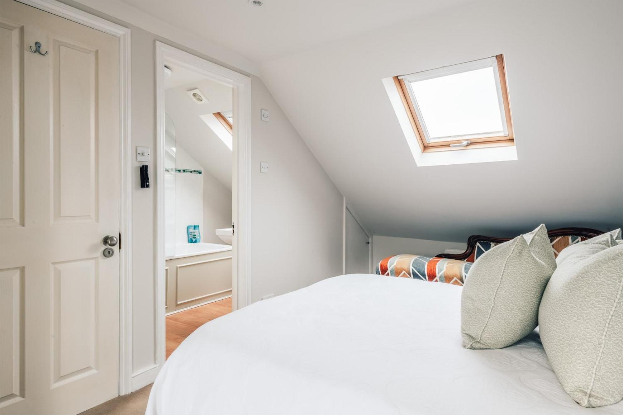 3 Bed, 2 Bath Stylish Flat Apartment *