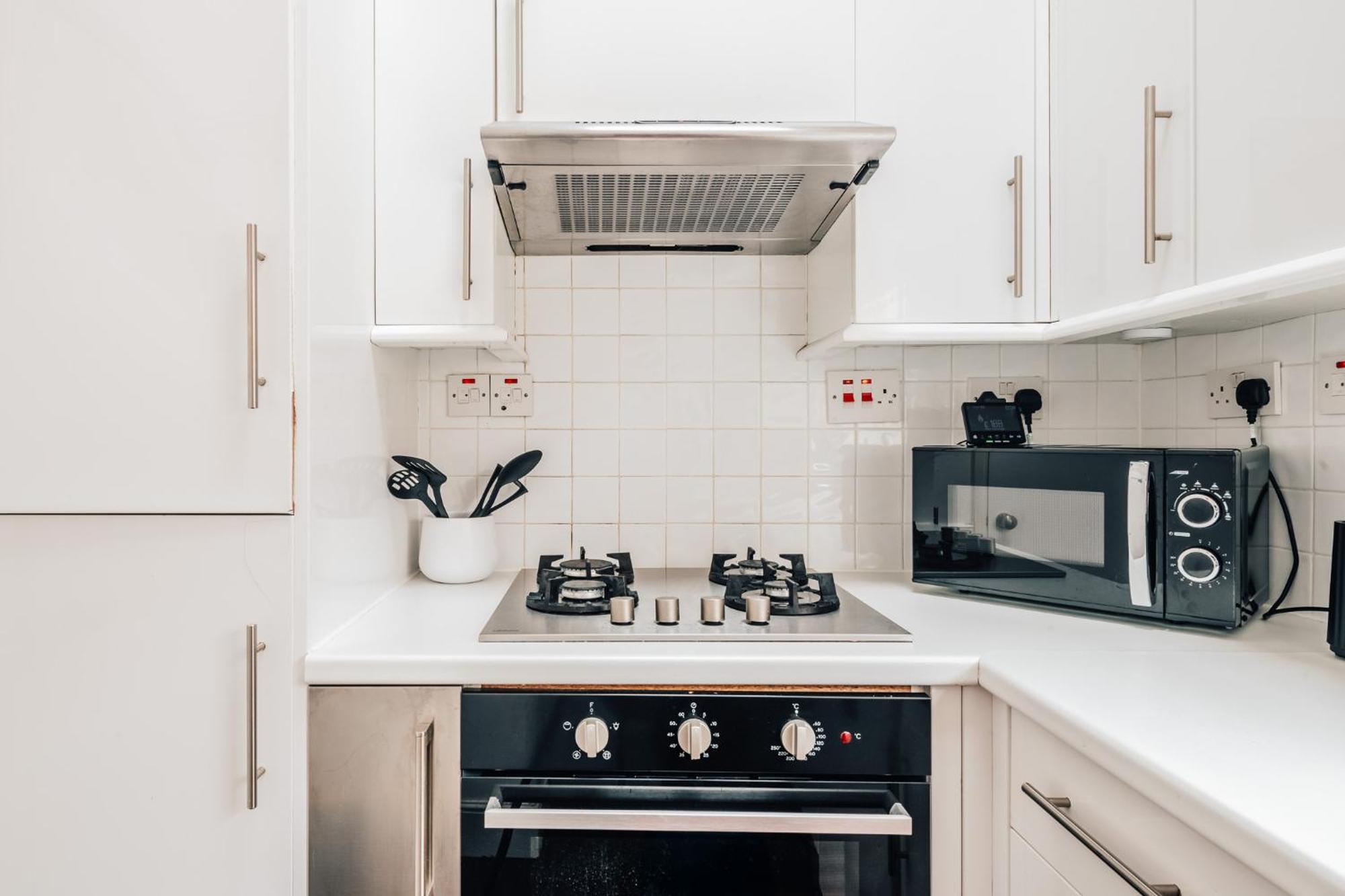 3 Bed, 2 Bath Stylish Flat *