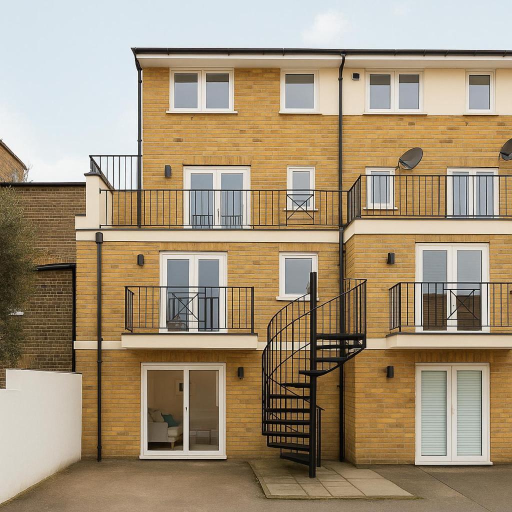 Modern Flat With Classic Charm - Goldhawk *