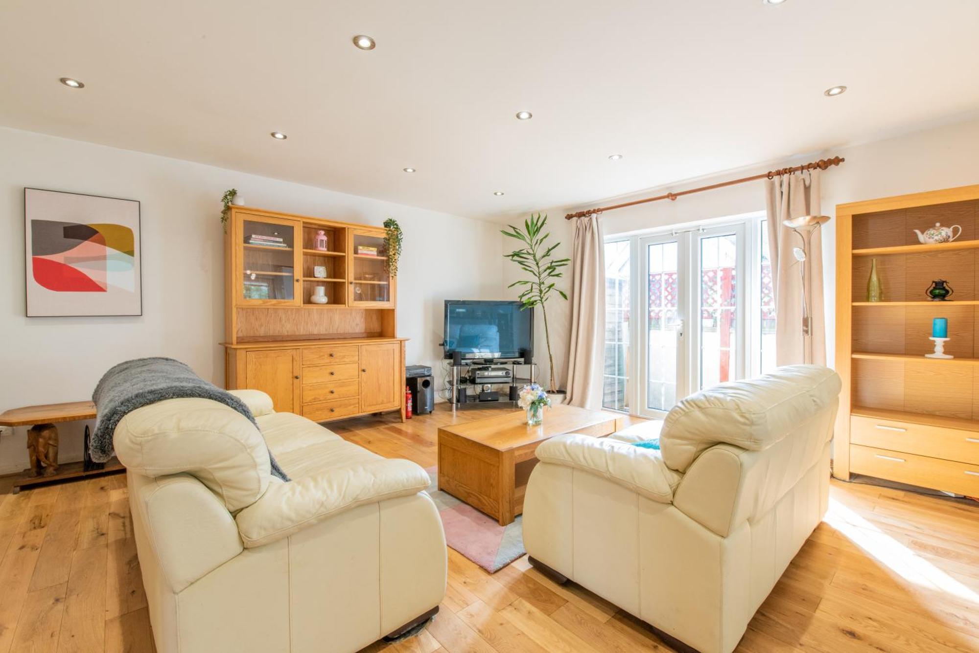 London Stratford - Spacious 2 Bed Flat With Secured Parking & Private Garden London