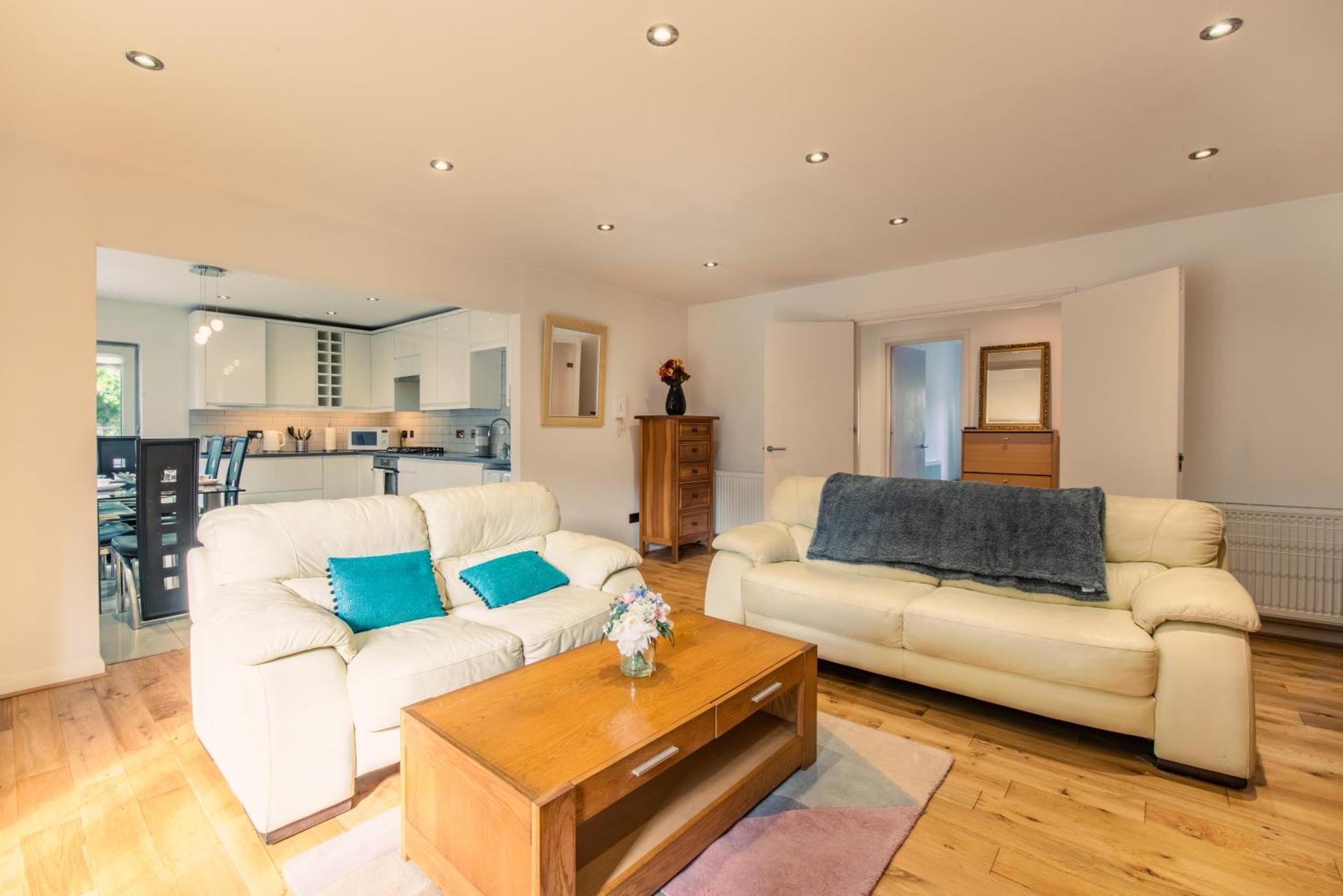 Stratford - Spacious 2 Bed Flat With Secured Parking & Private Garden *