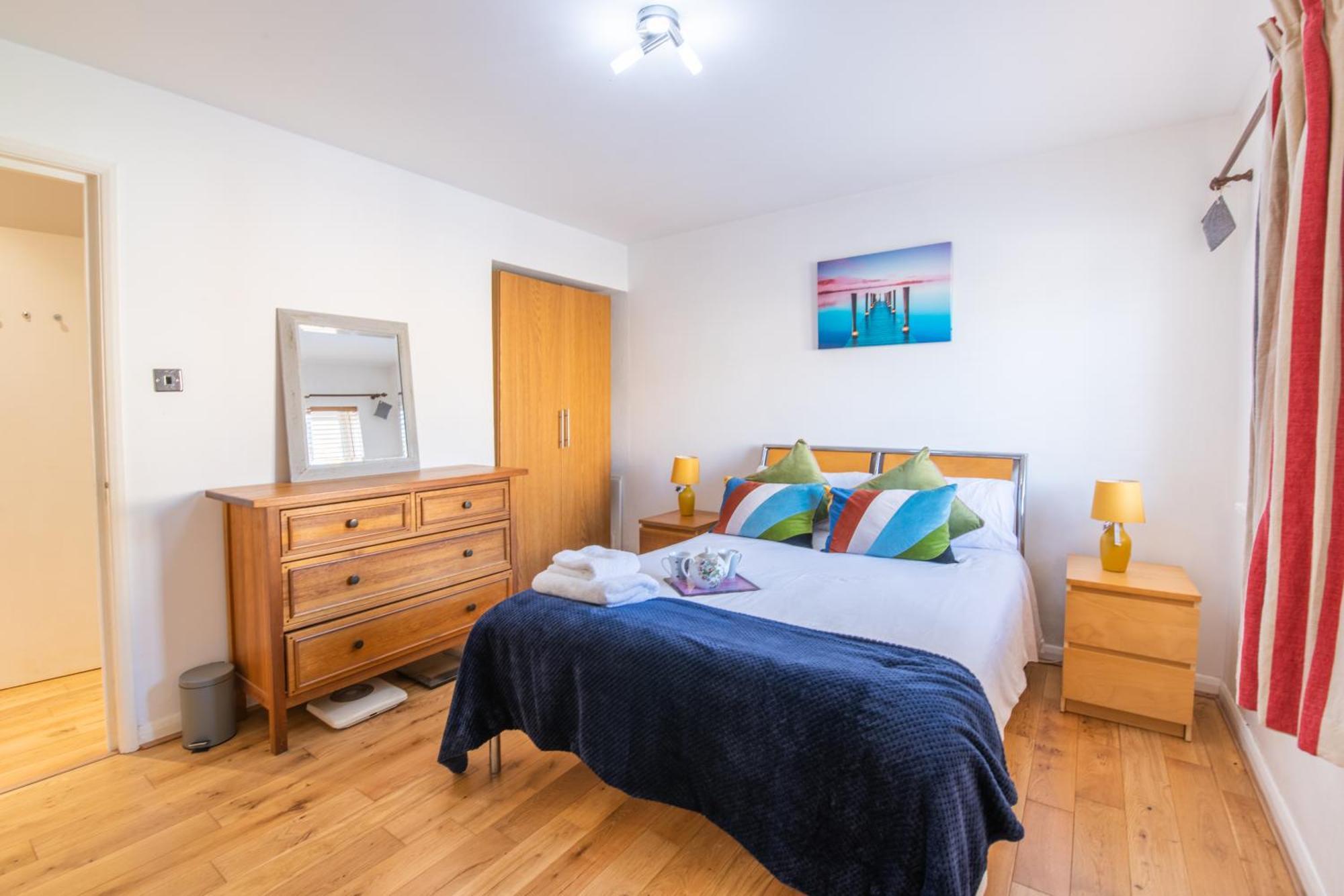 London Stratford - Spacious 2 Bed Flat With Secured Parking & Private Garden Apartment *