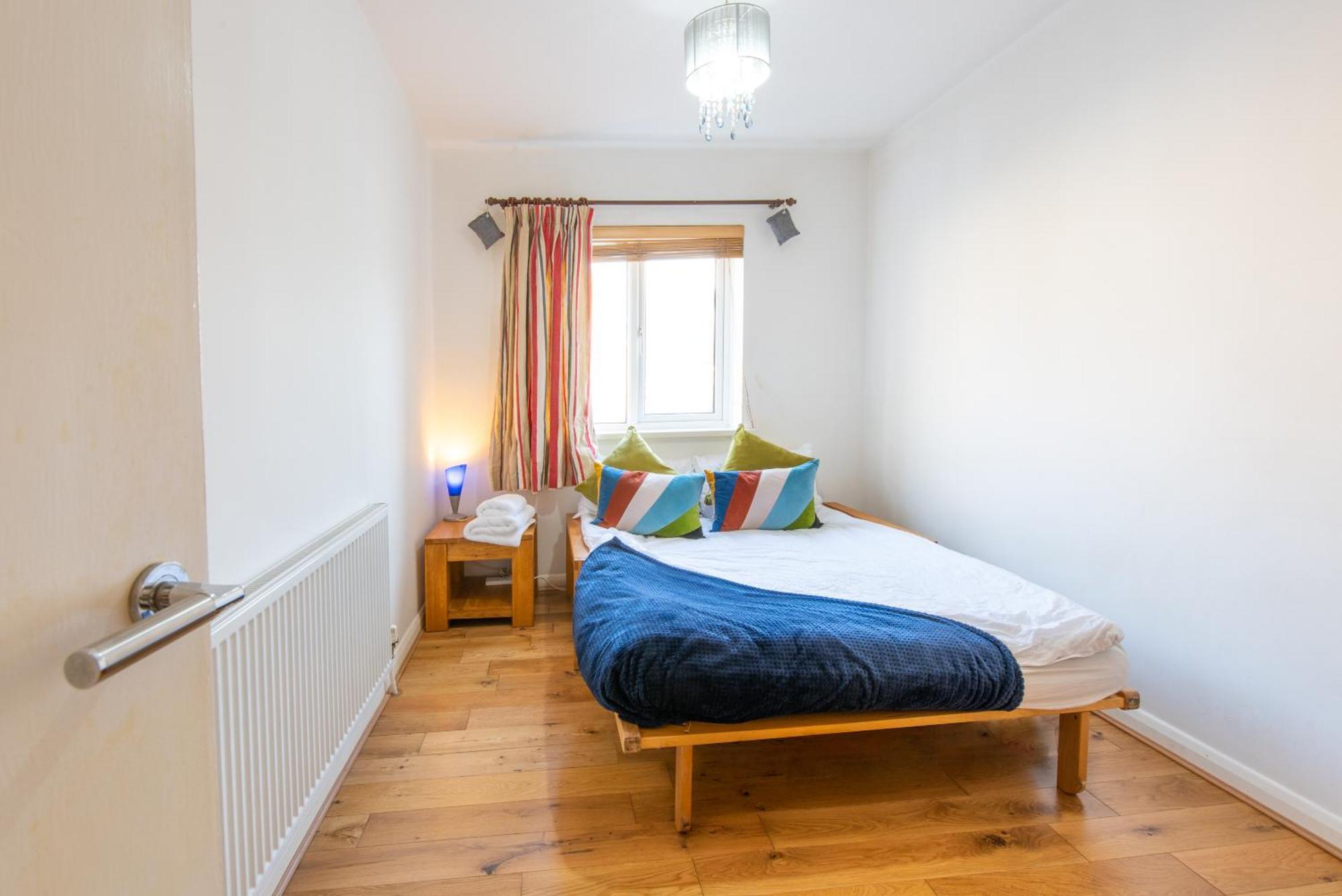 London Stratford - Spacious 2 Bed Flat With Secured Parking & Private Garden London
