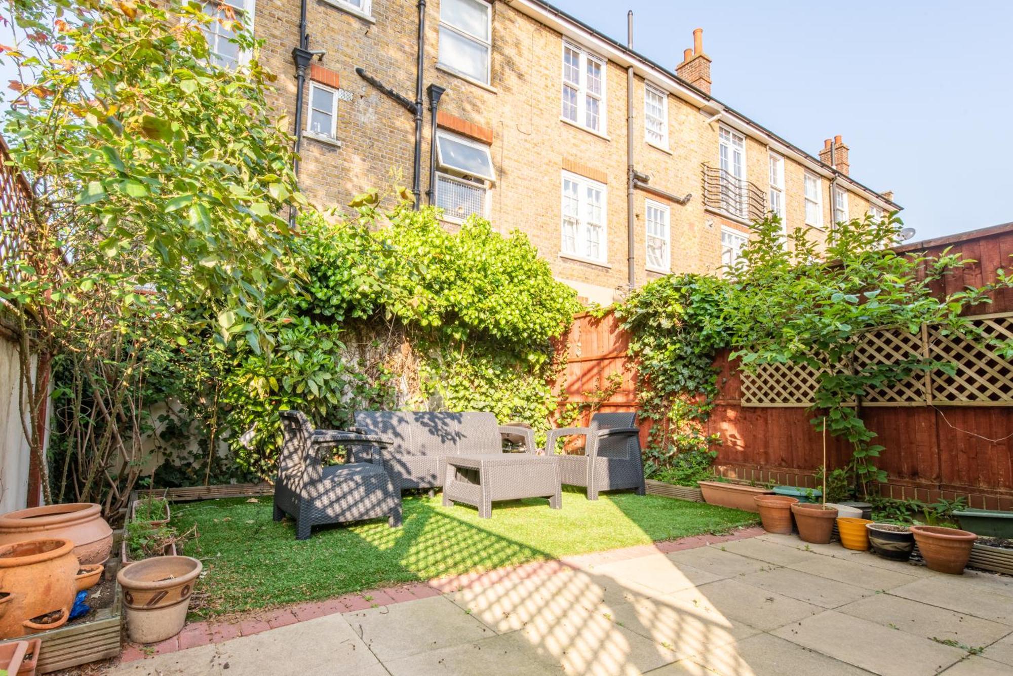 London Stratford - Spacious 2 Bed Flat With Secured Parking & Private Garden *